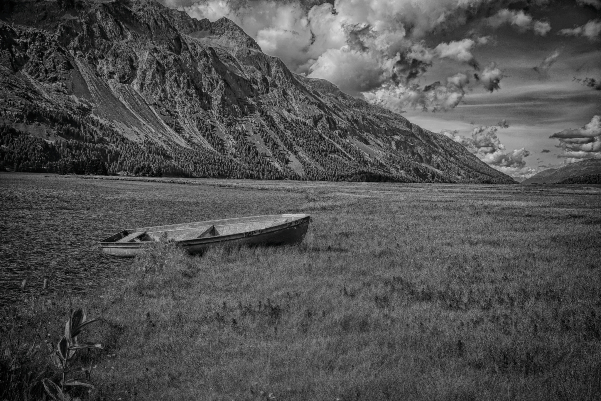 Sony a7R + Sony Sonnar T* FE 35mm F2.8 ZA sample photo. Boat at lake sils and valley photography