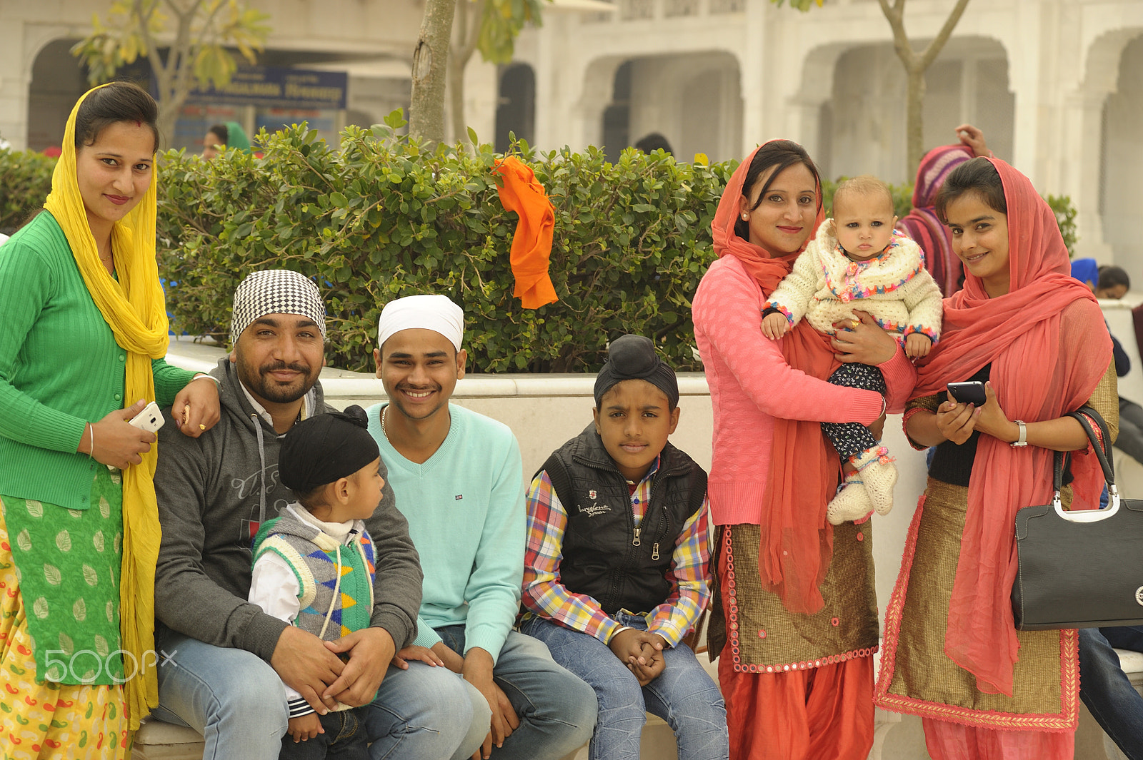 AF Zoom-Nikkor 80-200mm f/2.8 ED sample photo. Familia en el templo dorado photography