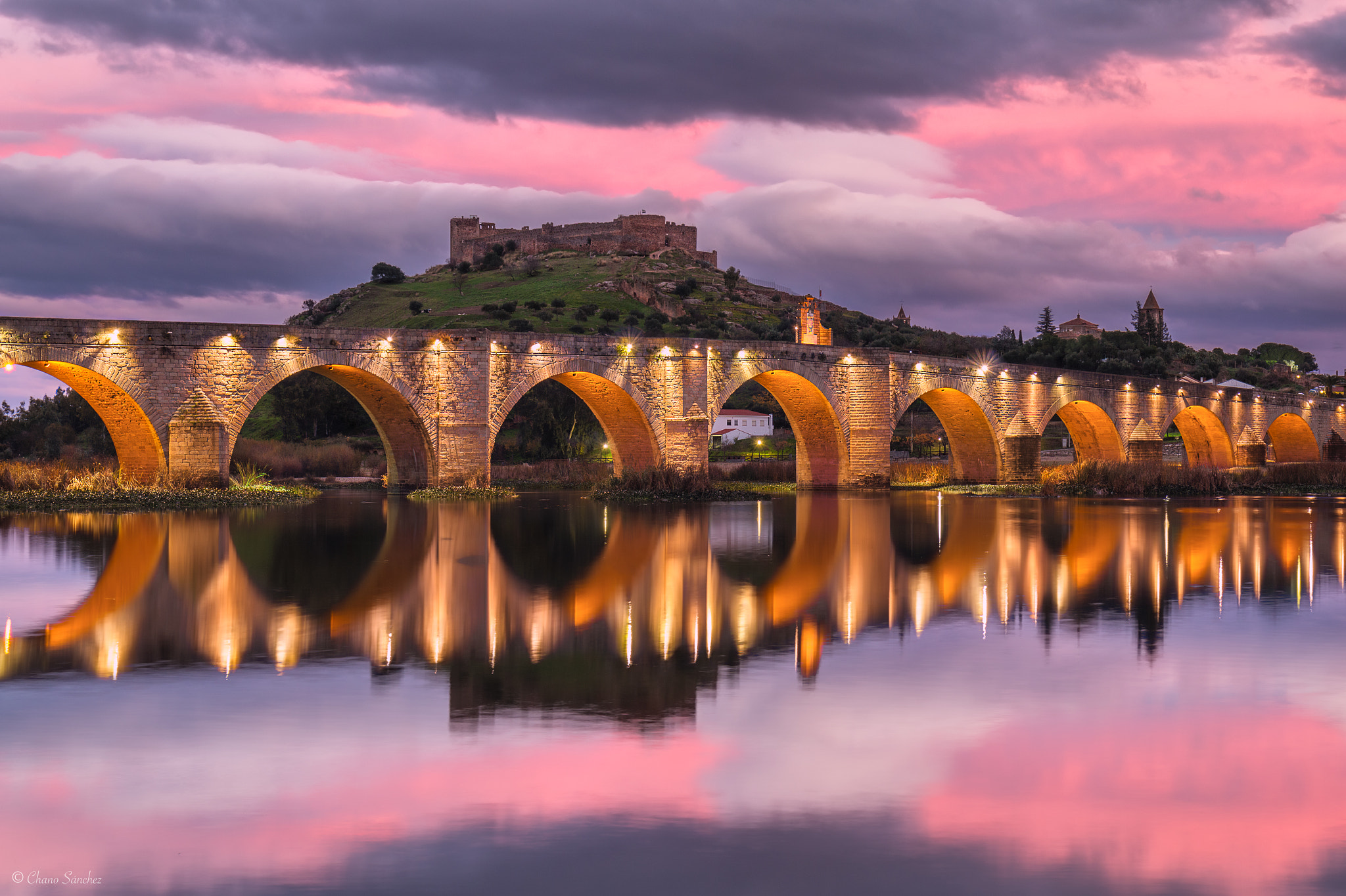 Canon EF 16-35mm F4L IS USM sample photo. Lights of conquest || medellín (extremadura) photography