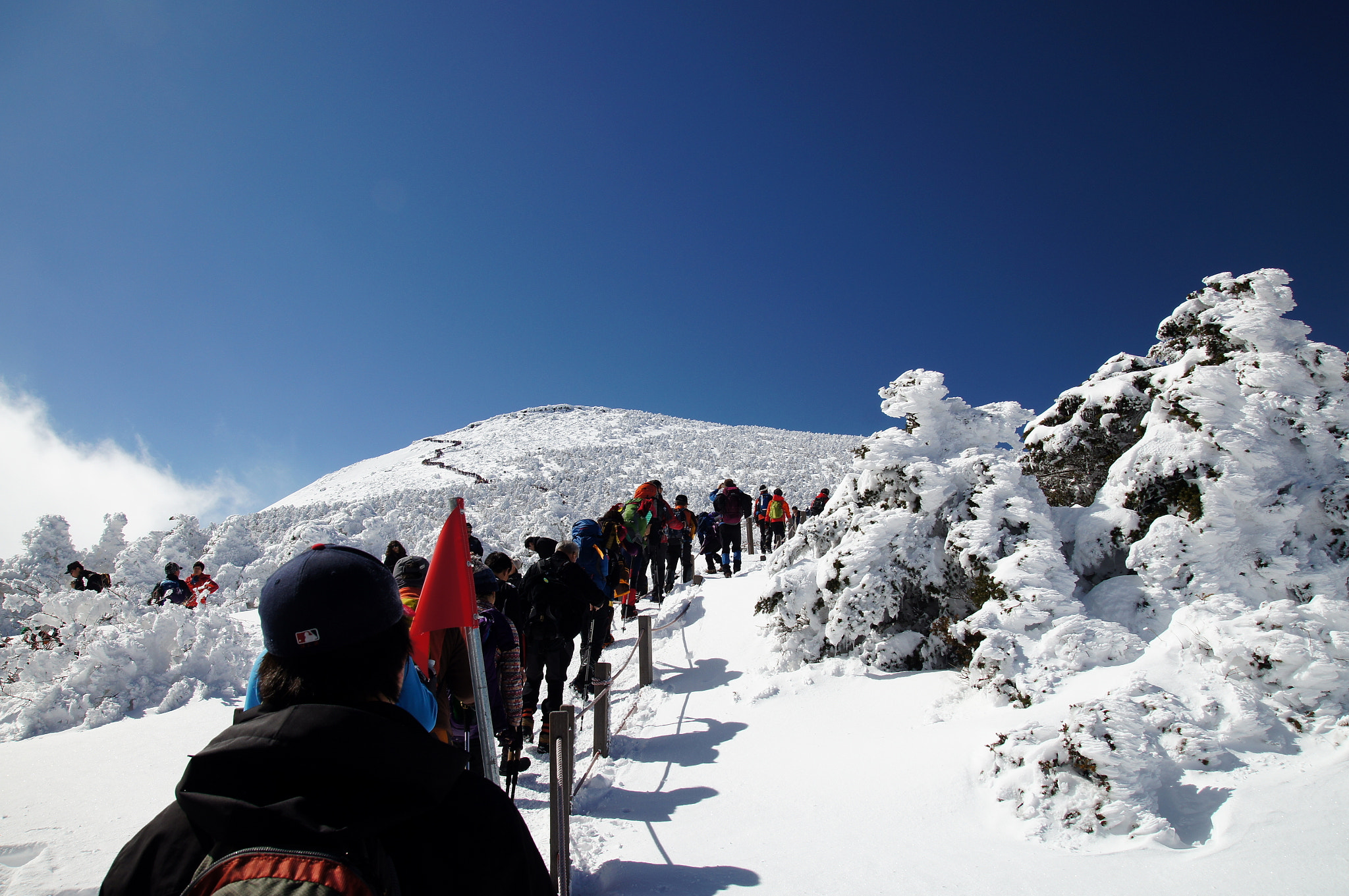 Sony SLT-A55 (SLT-A55V) sample photo. Snow mountain + blue sky,,, and mountaineers photography