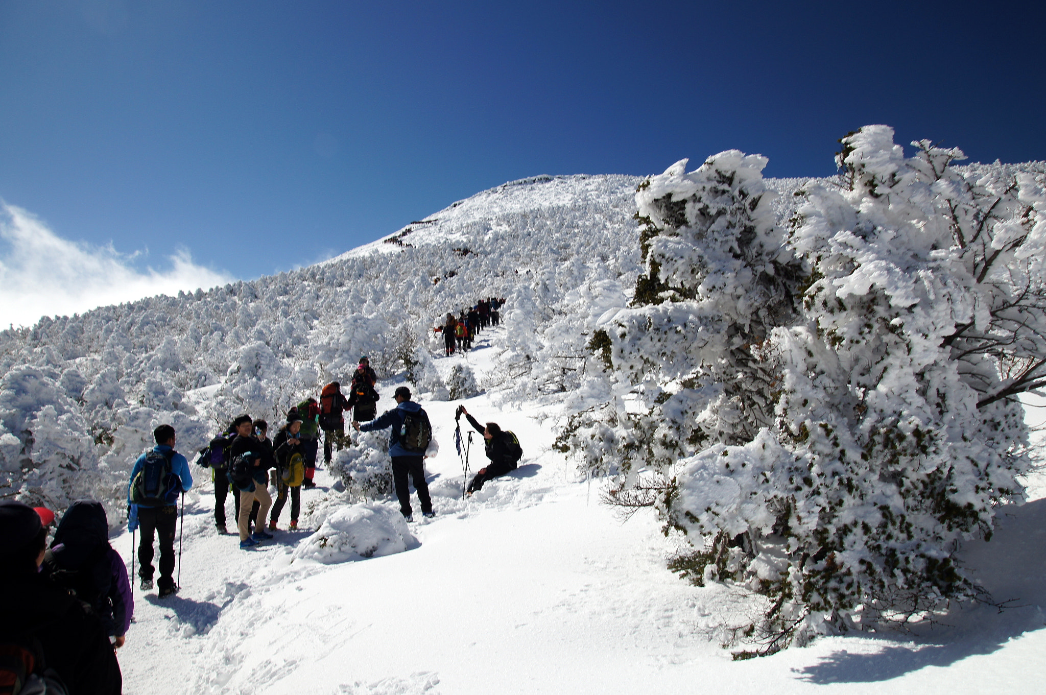Sony SLT-A55 (SLT-A55V) sample photo. Snow mountain + blue sky,,, and mountaineers photography
