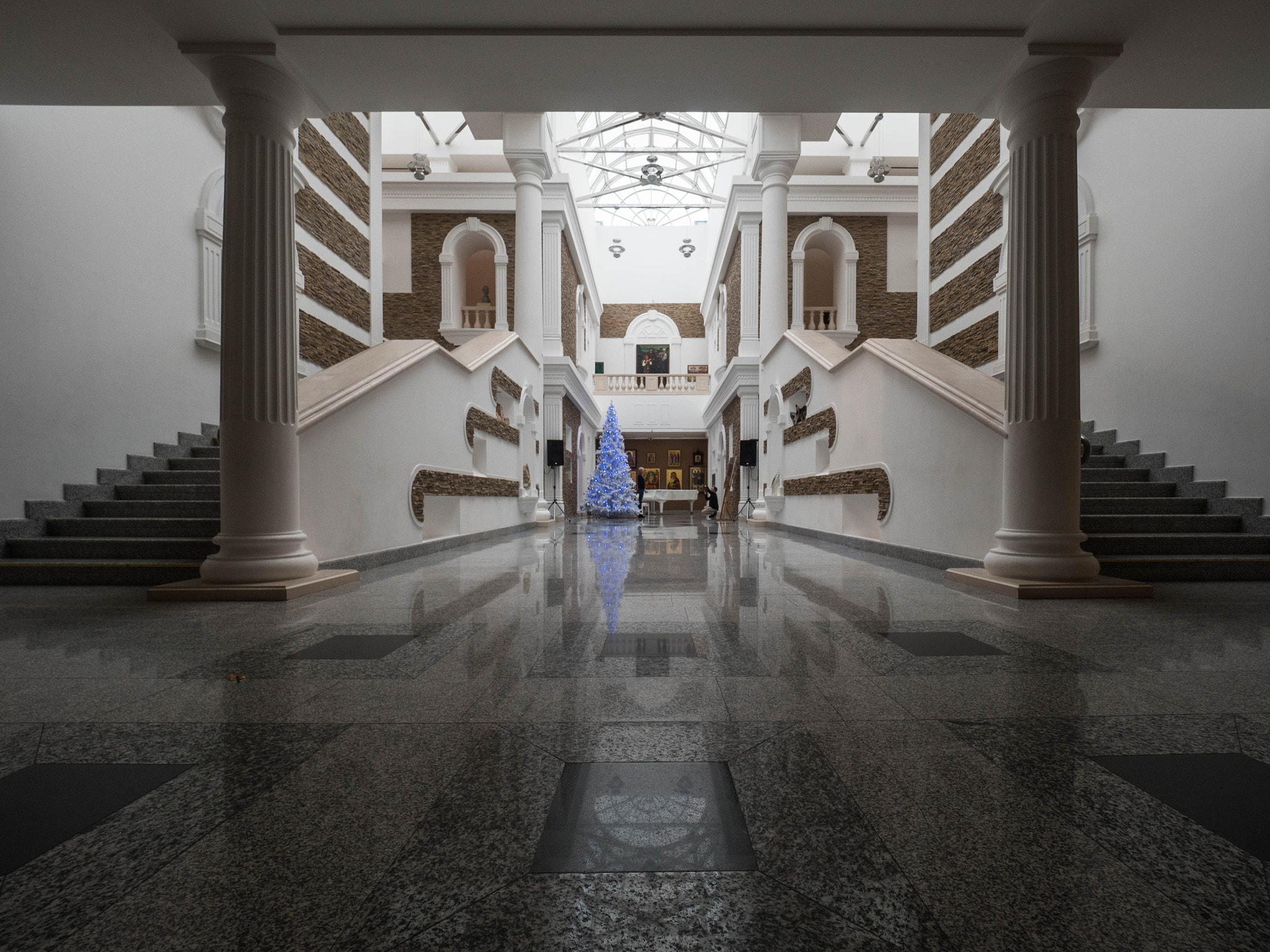 Panasonic Lumix DMC-GH4 + Olympus M.Zuiko Digital ED 7-14mm F2.8 PRO sample photo. Inside belarusian national arts museum photography