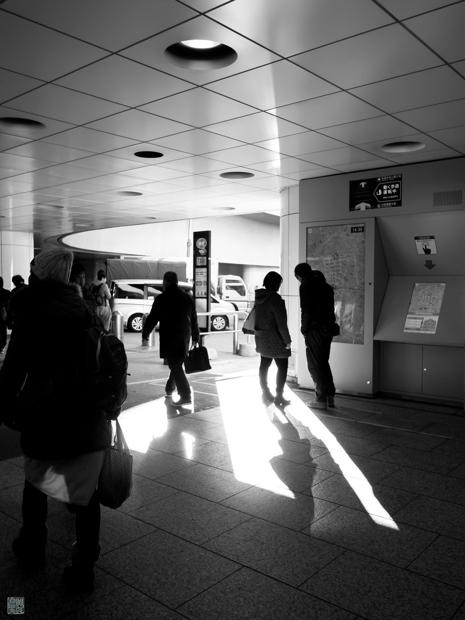 Olympus OM-D E-M10 II + LEICA DG SUMMILUX 15/F1.7 sample photo. Consult a map at shinjuku station photography