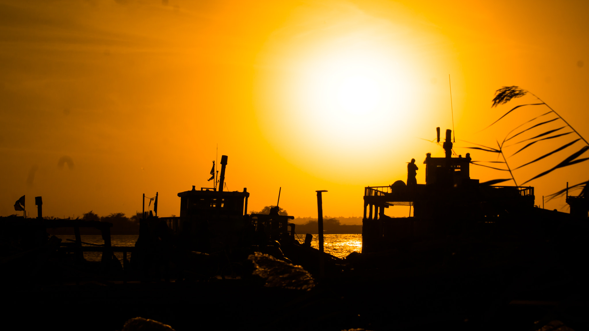 Sony SLT-A35 + Sony DT 55-200mm F4-5.6 SAM sample photo. Arvand river sunset fishing boat photography