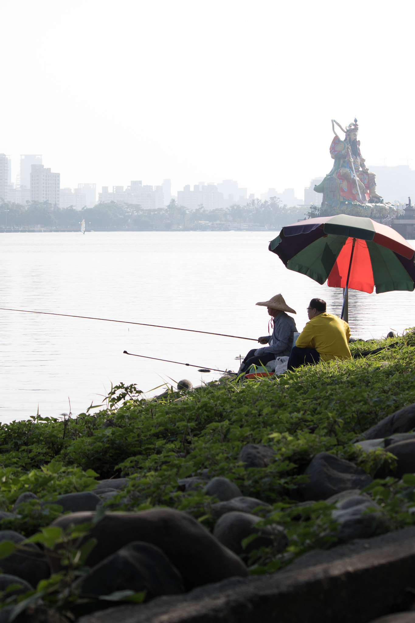 Canon EF-S 55-250mm F4-5.6 IS sample photo. Kaohsiung fisherman photography
