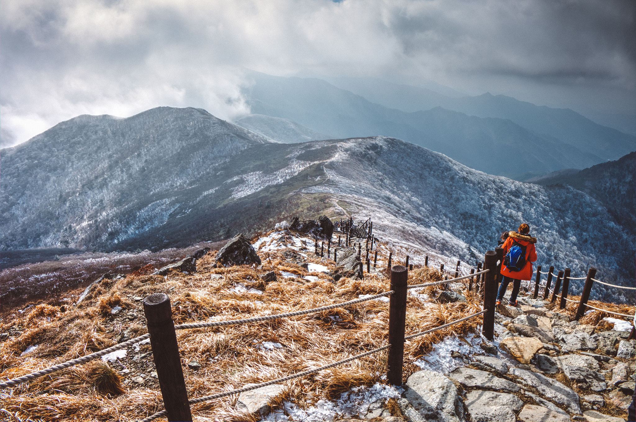 Fujifilm X-A1 sample photo. Walking along the ridge photography