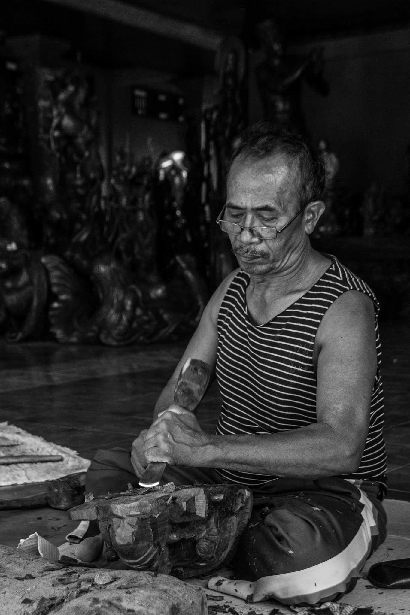 Canon EOS 7D + Sigma 18-200mm f/3.5-6.3 DC OS HSM [II] sample photo. Wood carver, mas, bali photography