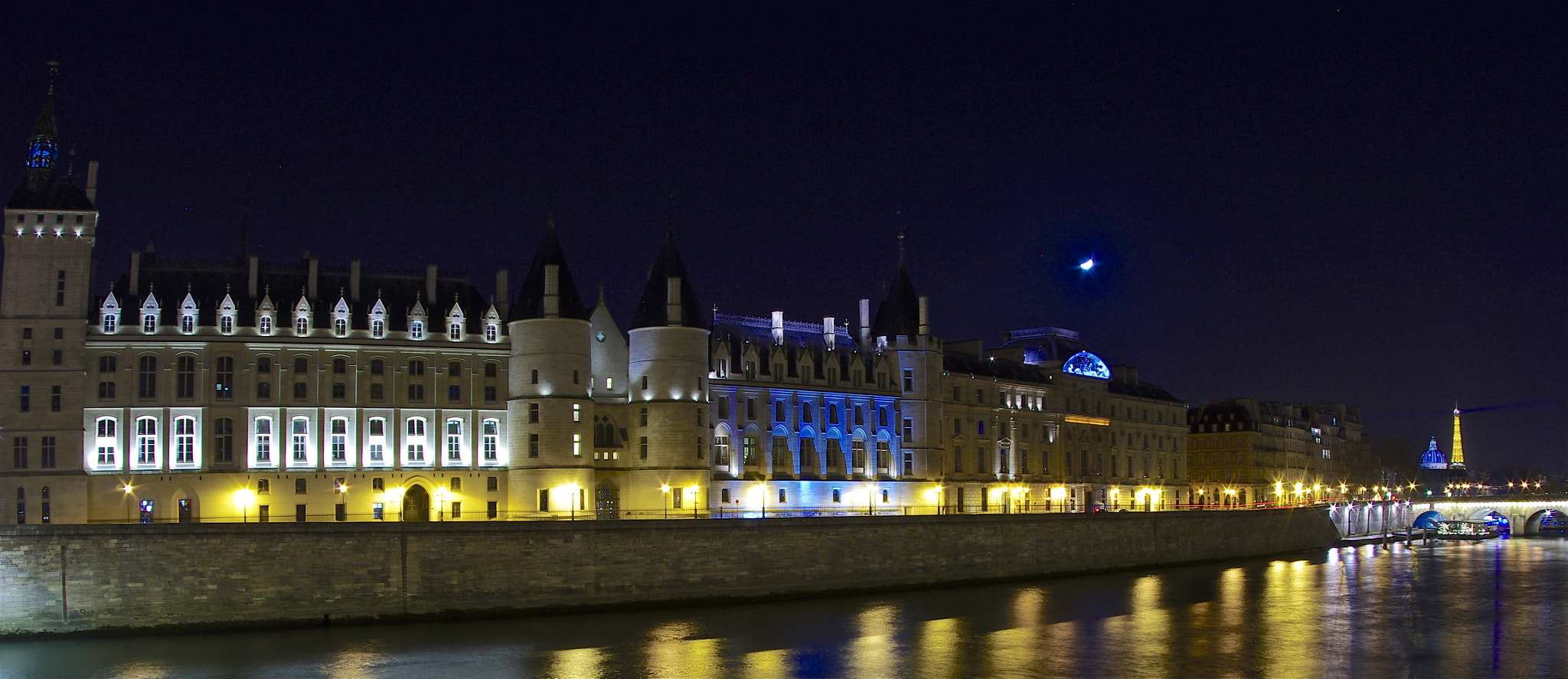 Pentax K-5 sample photo. Les feux d'hiver de la conciergerie photography