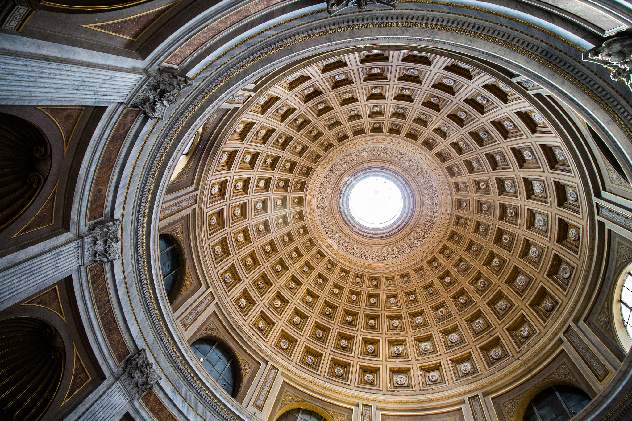 Canon EOS M + Canon EF-S 10-18mm F4.5–5.6 IS STM sample photo. Sala rotonda, vatican museums photography