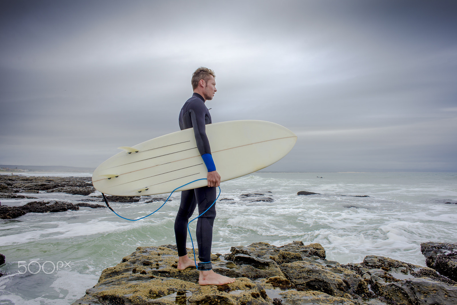 Nikon D600 + Nikon AF Nikkor 24mm F2.8D sample photo. Surfer viewing the surf photography