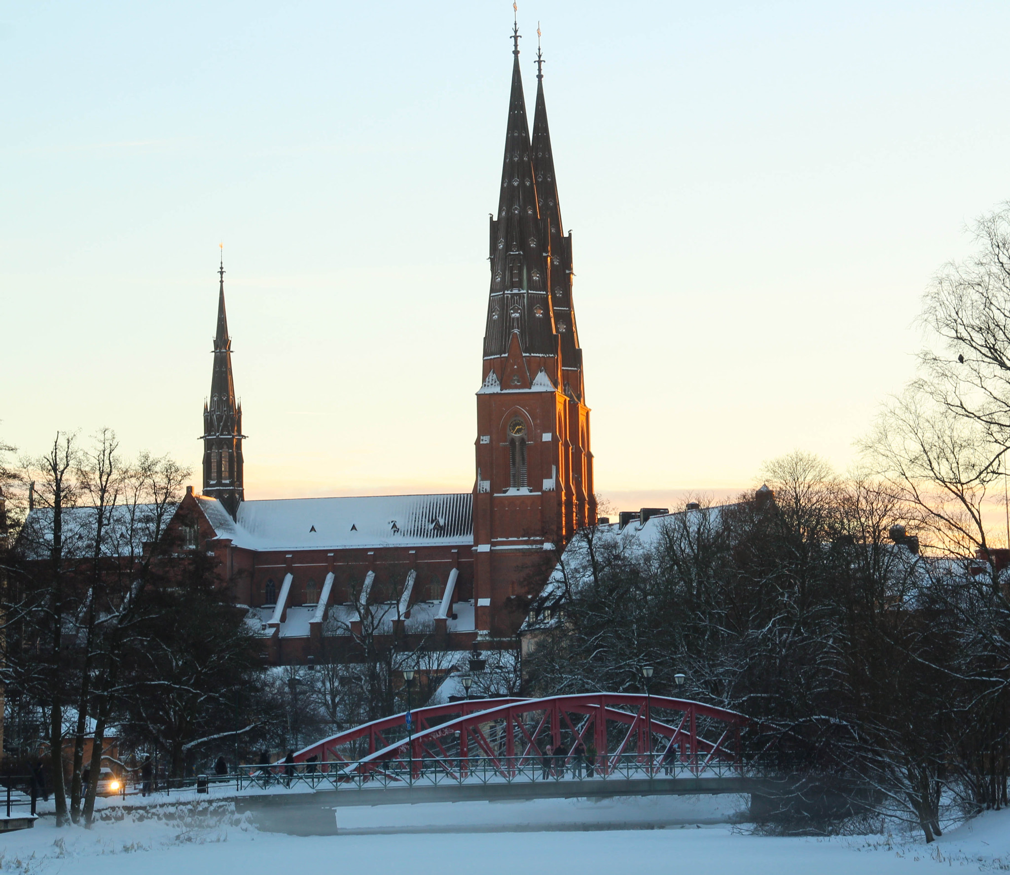 Canon EOS 1200D (EOS Rebel T5 / EOS Kiss X70 / EOS Hi) sample photo. Cathedral snow photography
