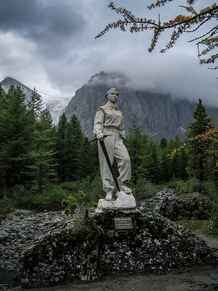 Canon POWERSHOT A710 IS sample photo. Monument to the fallen climbers photography