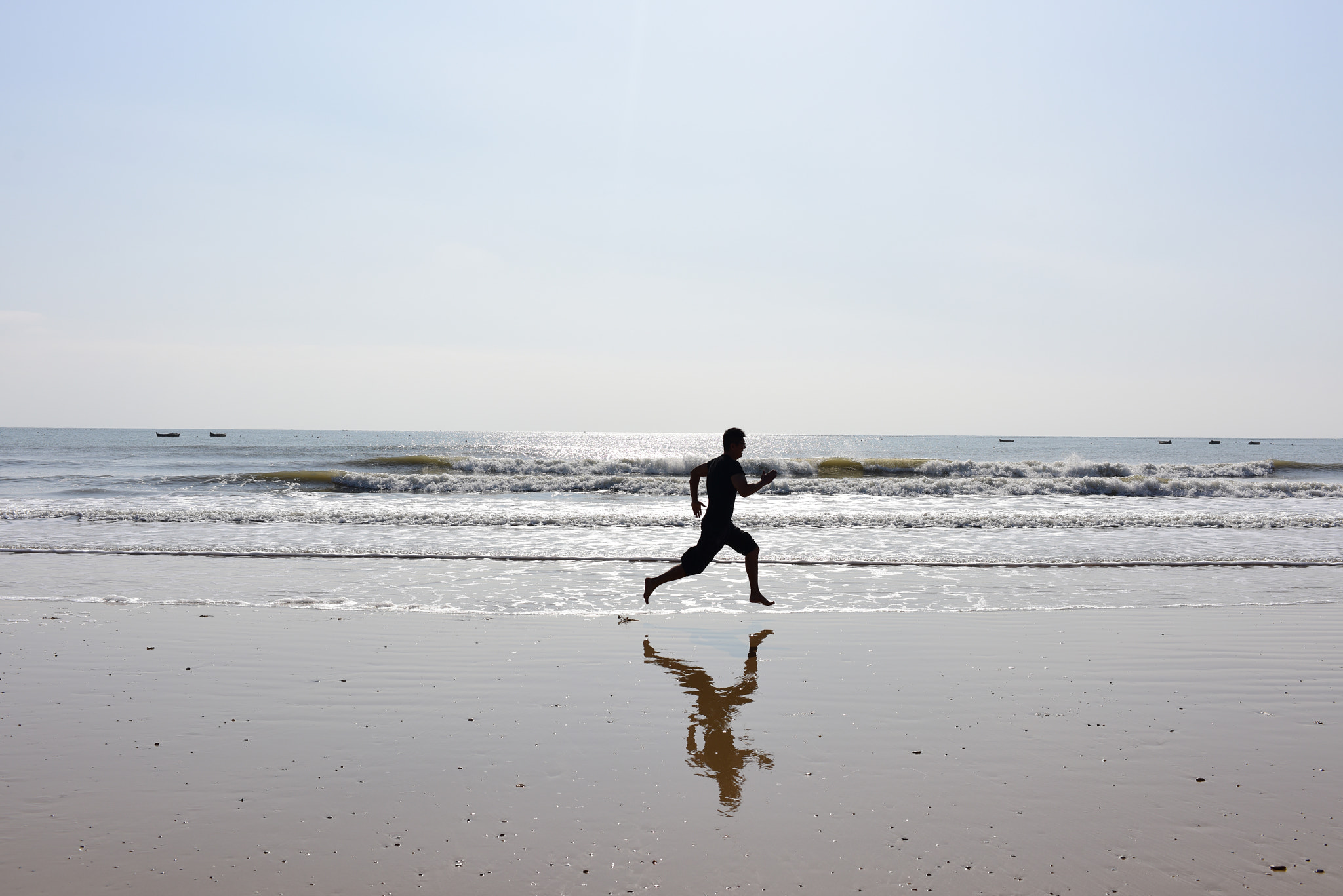 Nikon D810 + Nikon AF-S Nikkor 35mm F1.4G sample photo. Dman running on beach photography
