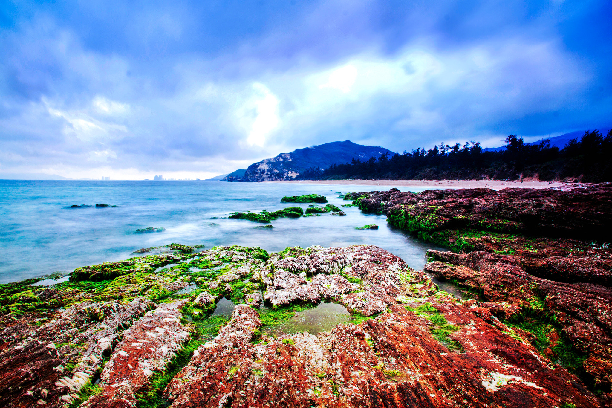 Canon EOS 50D + Canon EF-S 15-85mm F3.5-5.6 IS USM sample photo. The red rock by the sea photography