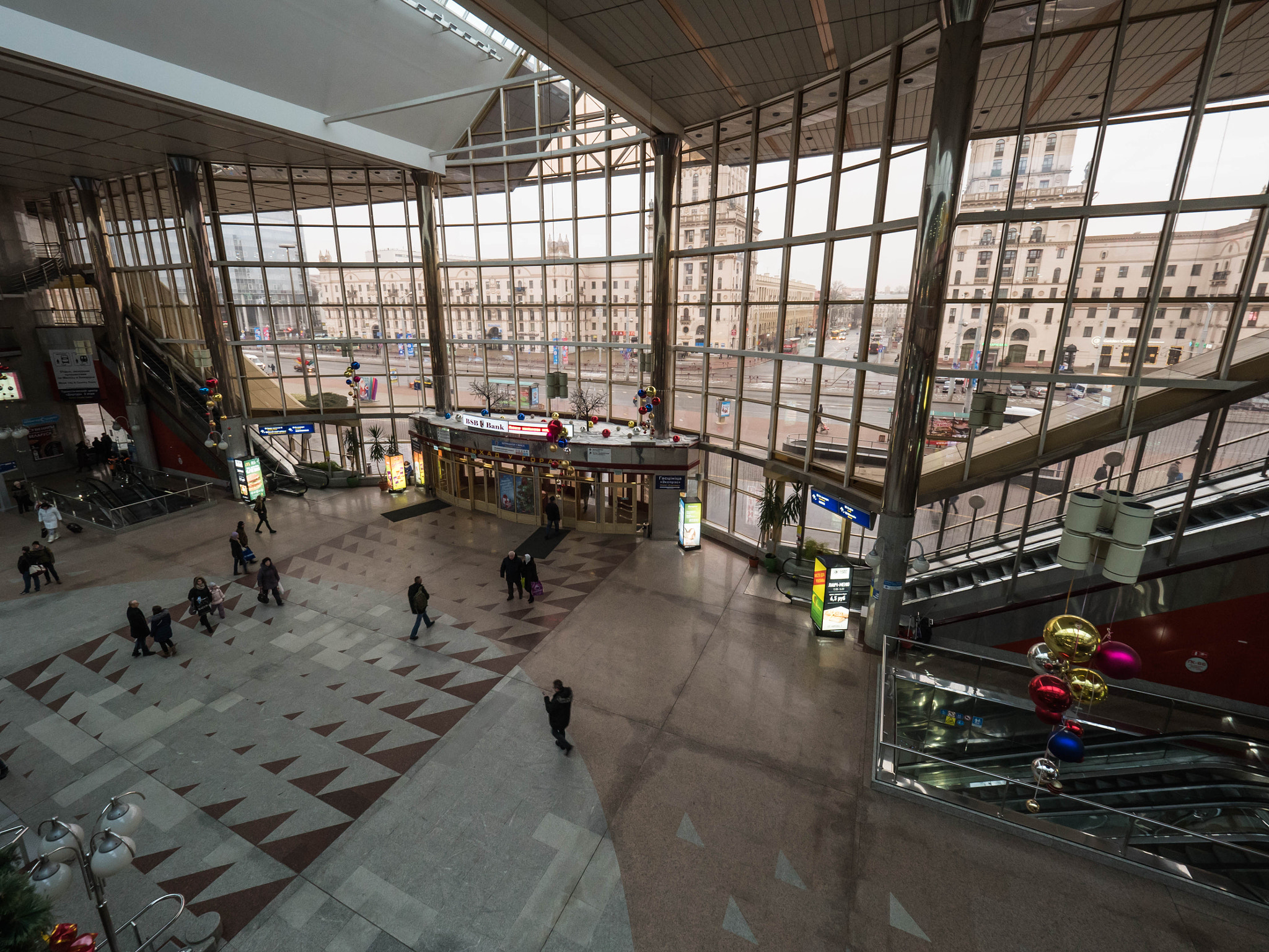 Panasonic Lumix DMC-GH4 + Olympus M.Zuiko Digital ED 7-14mm F2.8 PRO sample photo. Inside minsk railway station photography