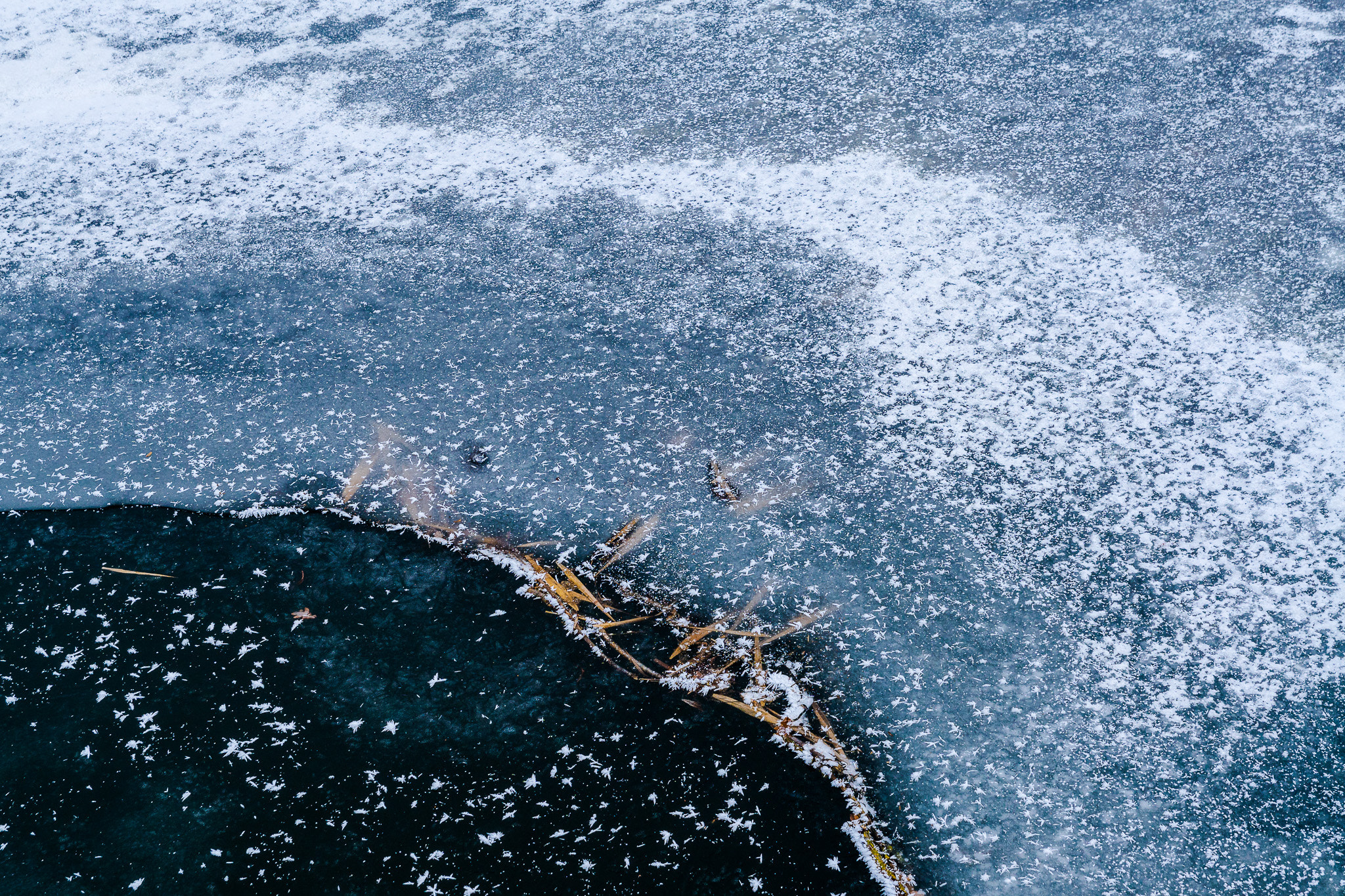 Sony ILCA-77M2 sample photo. Frozen lake photography