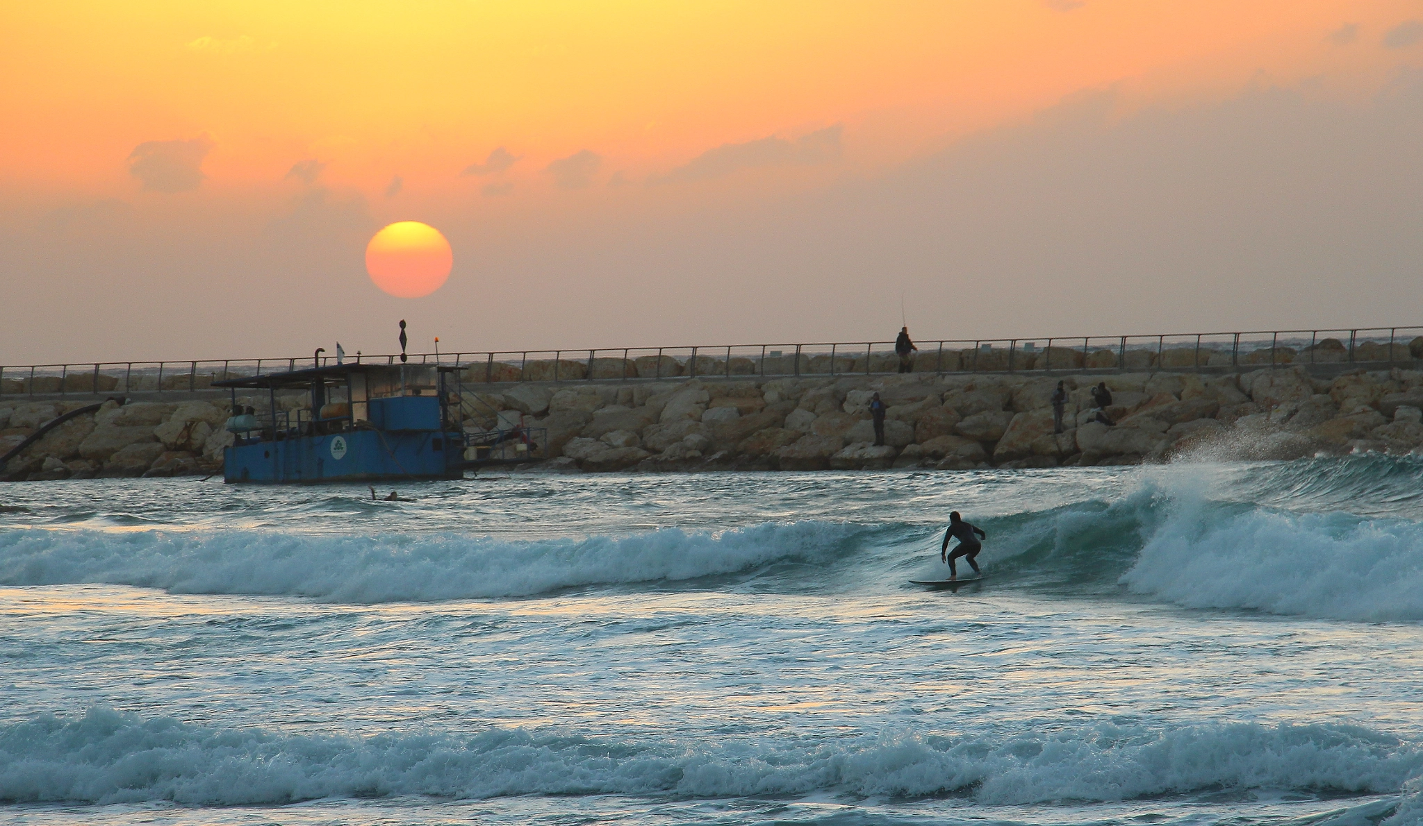Canon EOS 1200D (EOS Rebel T5 / EOS Kiss X70 / EOS Hi) sample photo. Surfing to the sunset photography