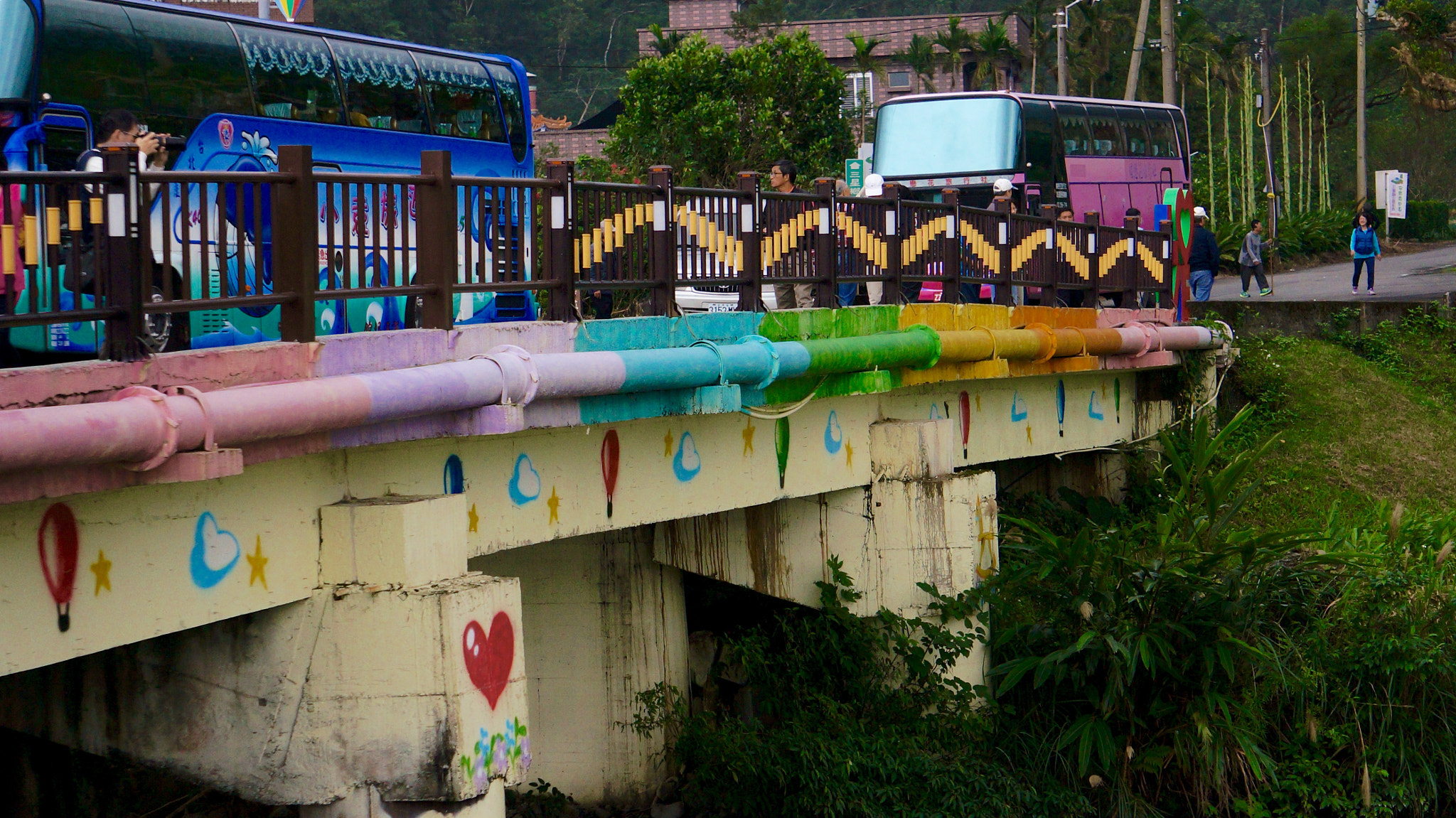Sony E 55-210mm F4.5-6.3 OSS sample photo. Love bridge photography