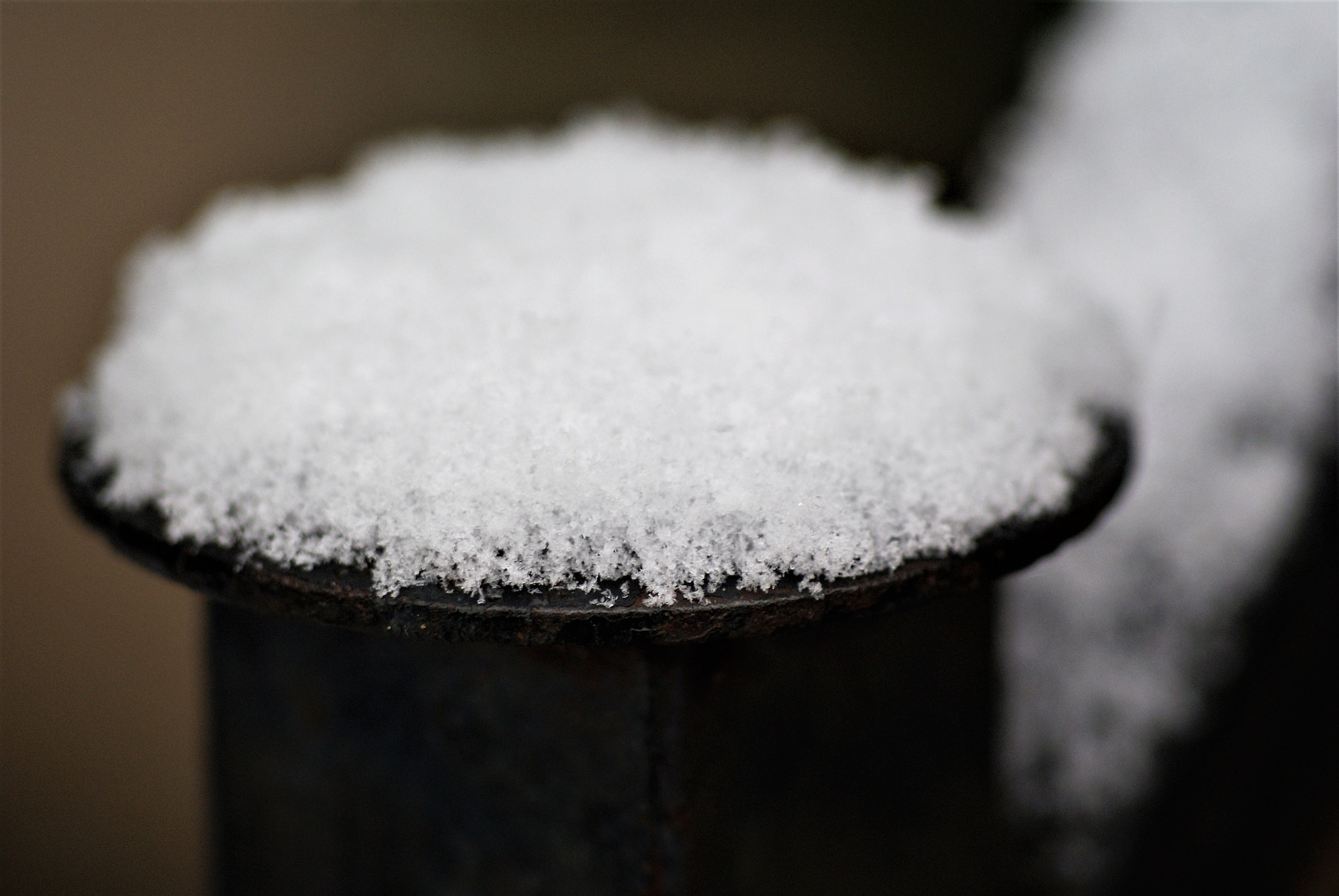Sony Alpha DSLR-A200 + Tokina EMZ M100 AF 100mm F3.5 sample photo. Snow on iron photography
