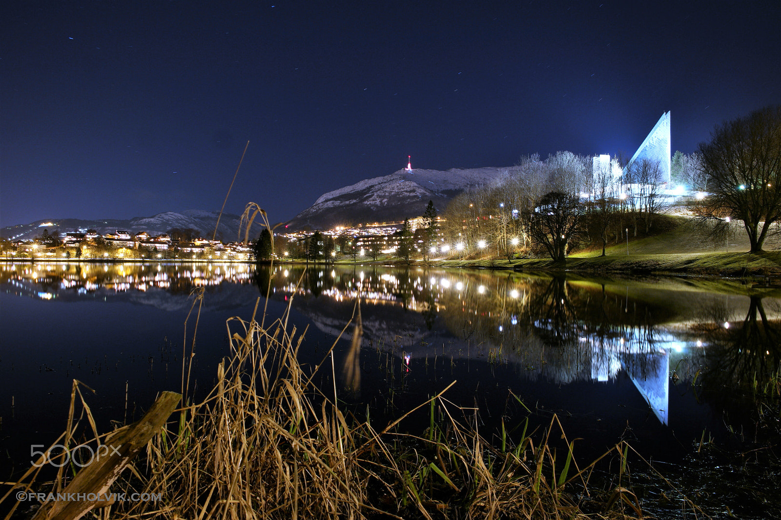 Saumsun NX 16-50mm F2-2.8 S ED OIS sample photo. Slettebakken church and ulriken in reflection photography