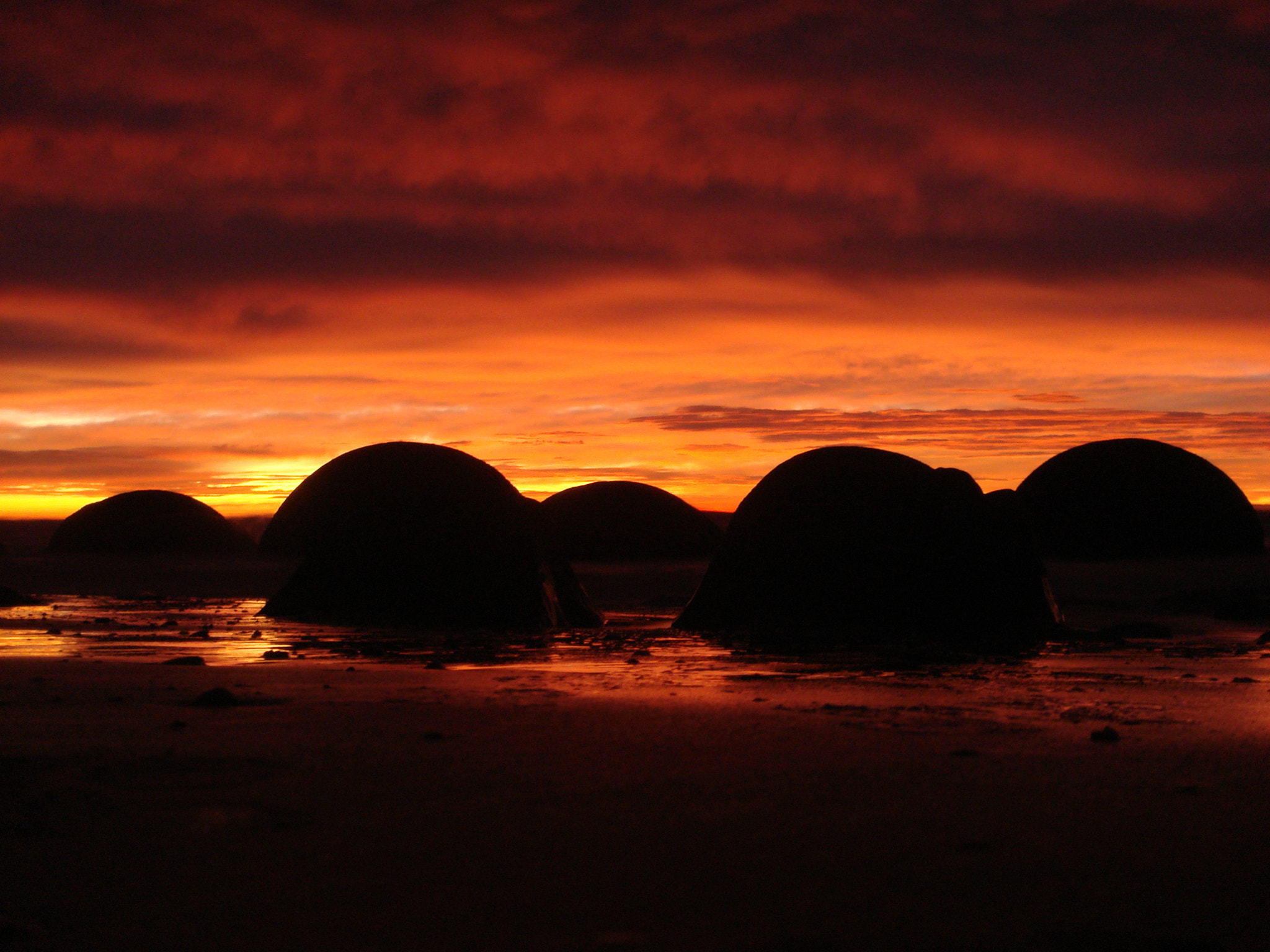 Sony DSC-T50 sample photo. Moeraki sunrise photography