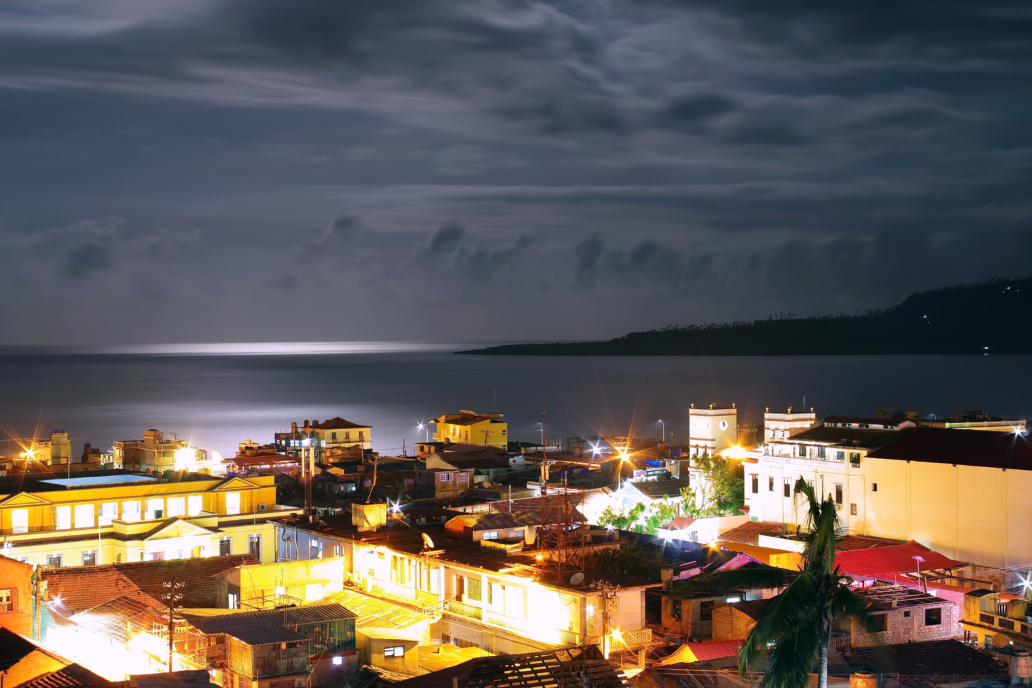 Pentax smc DA 35mm F2.4 AL sample photo. Full moon night in baracoa photography