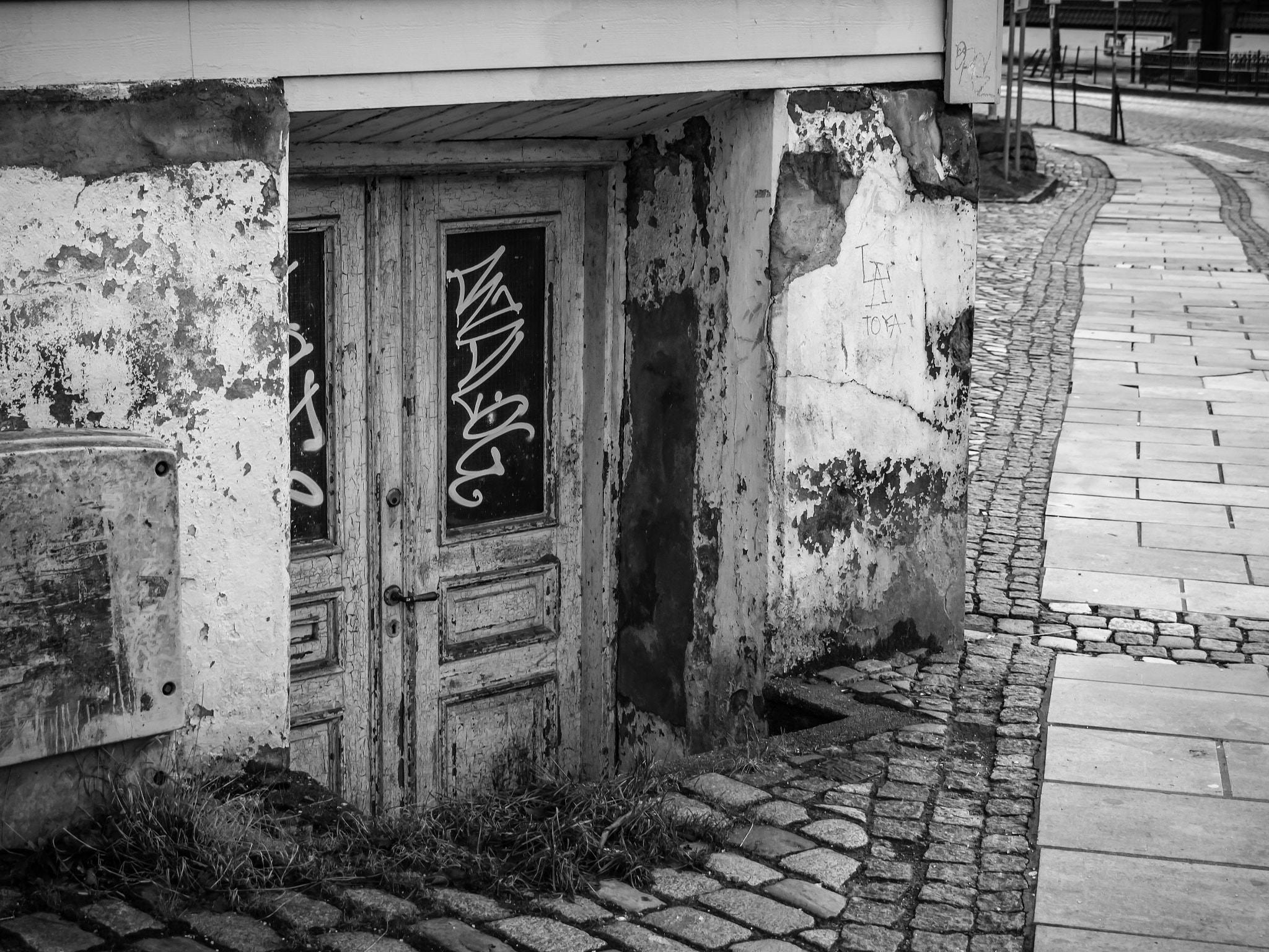 Samsung NX30 + Samsung NX 18-55mm F3.5-5.6 OIS sample photo. "abandoned basement" photography