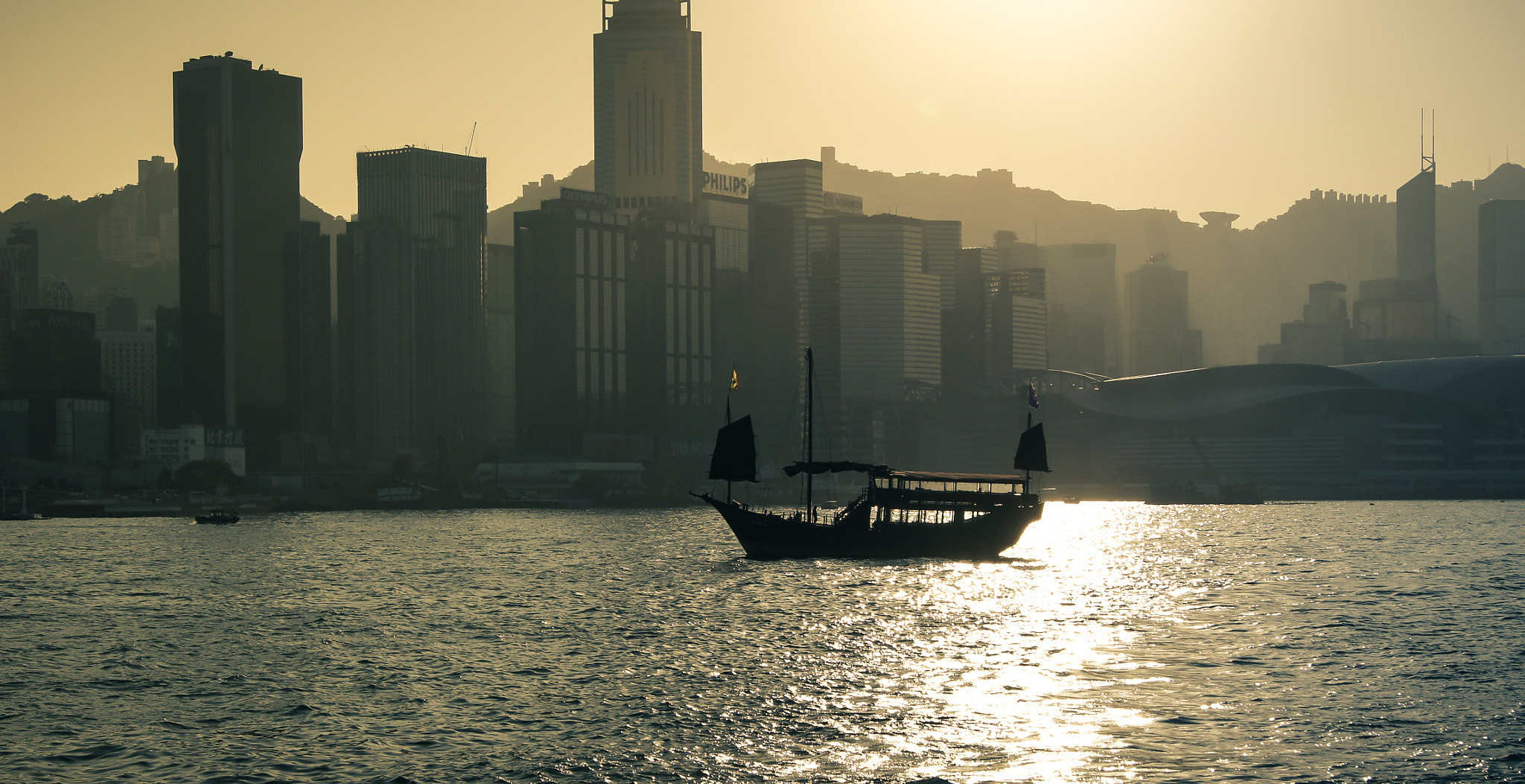 Sony SLT-A33 sample photo. Hk junk boat photography