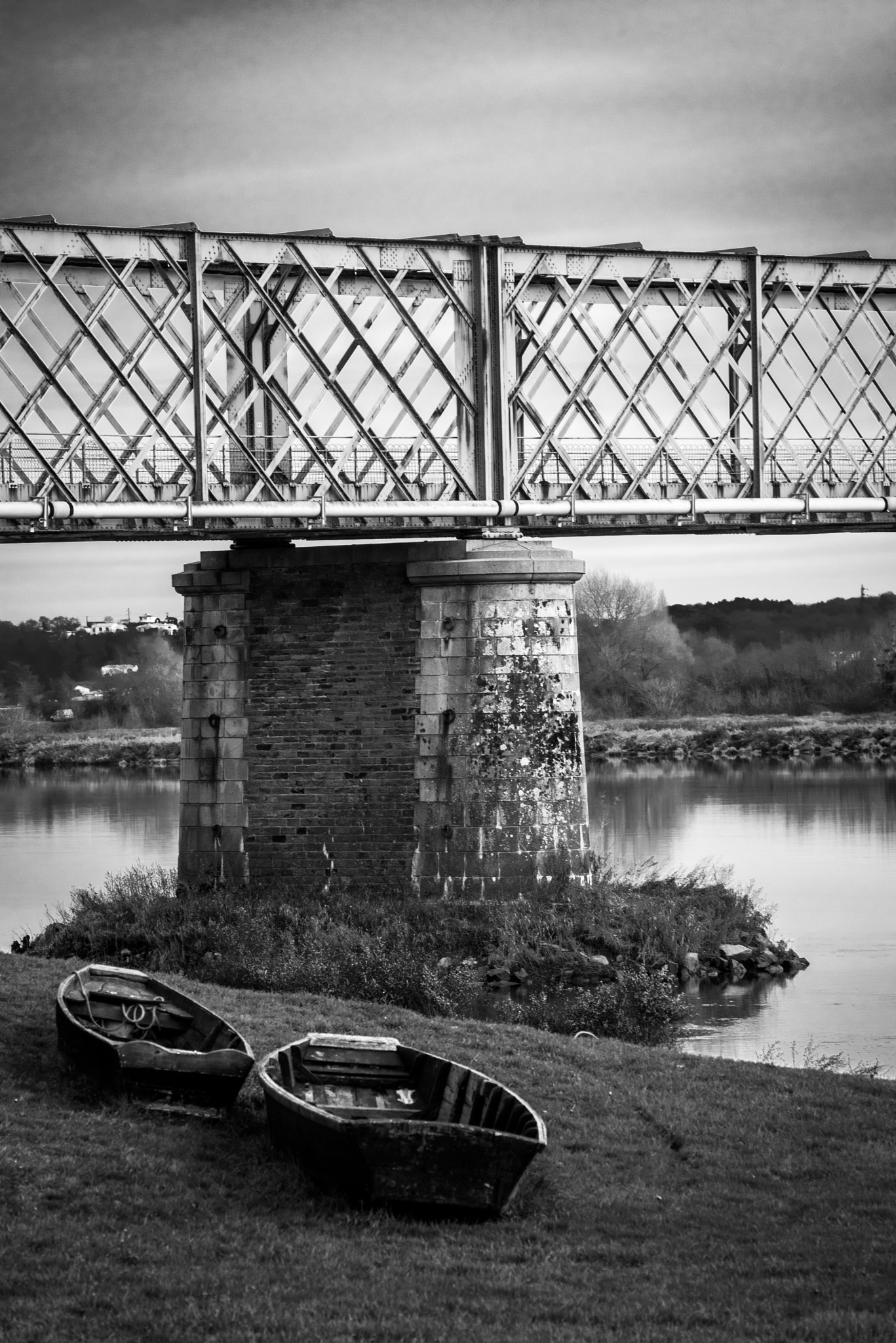 Nikon D750 + AF Nikkor 70-210mm f/4-5.6D sample photo. Boats and bridge photography