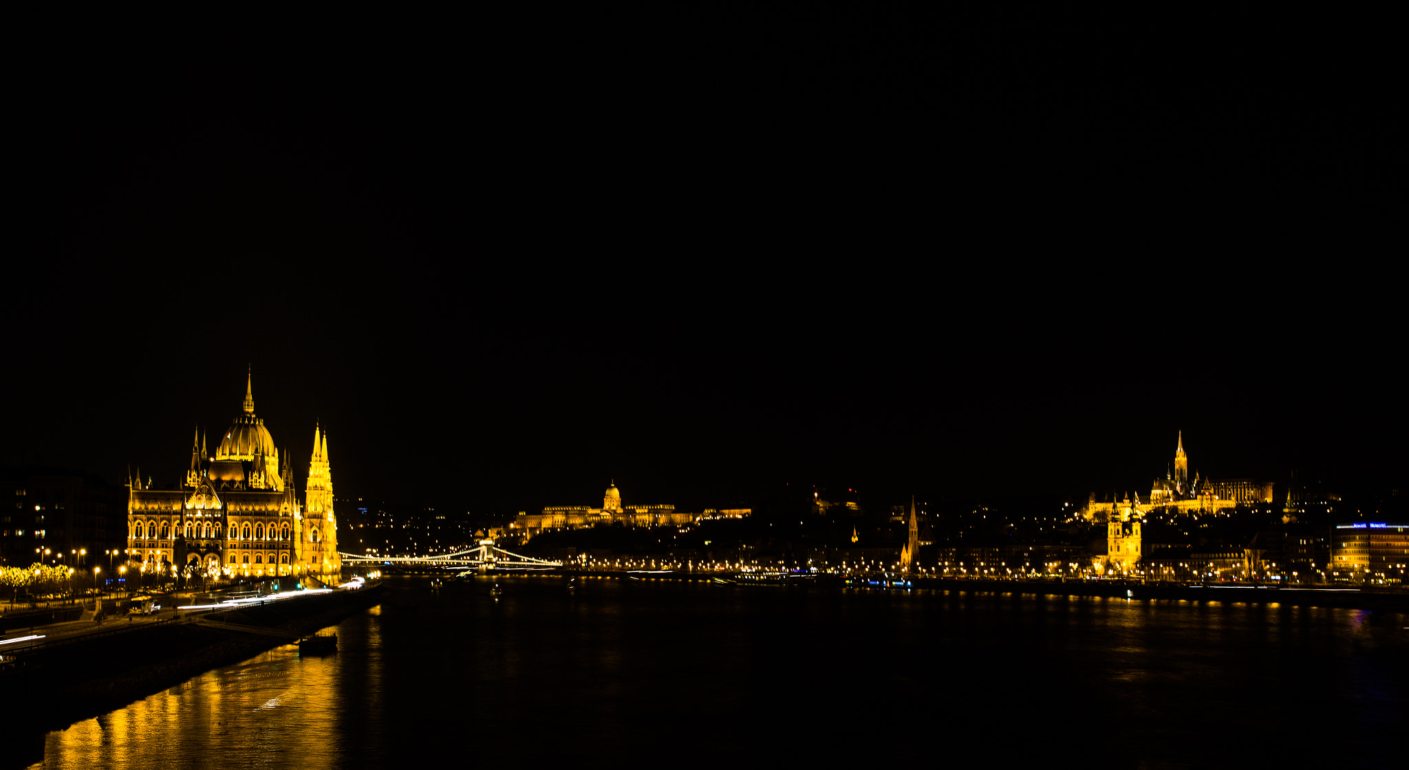 Canon EOS 700D (EOS Rebel T5i / EOS Kiss X7i) + Sigma 24-70mm F2.8 EX DG Macro sample photo. Night of budapest photography