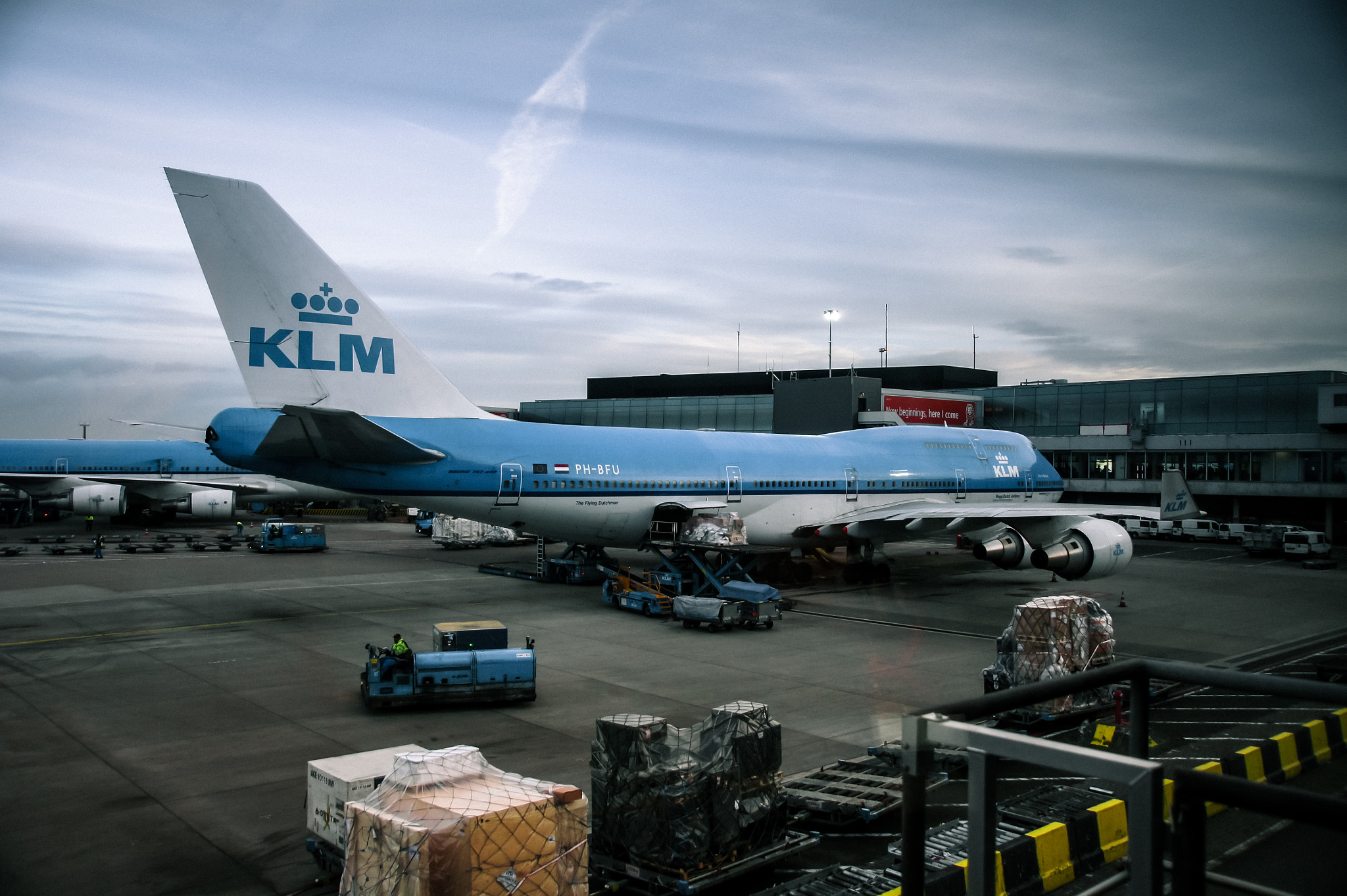 Sony SLT-A33 + Sony Vario-Sonnar T* DT 16-80mm F3.5-4.5 ZA sample photo. Klm boeing at schipol airport photography