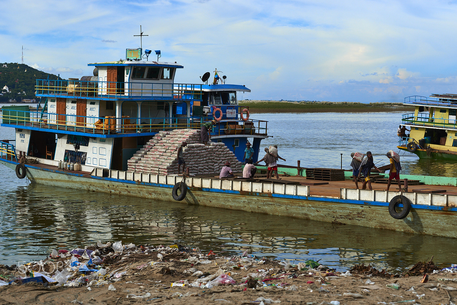 Nikon AF-S Nikkor 70-200mm F4G ED VR sample photo. Loading sacks onto a riverboat photography