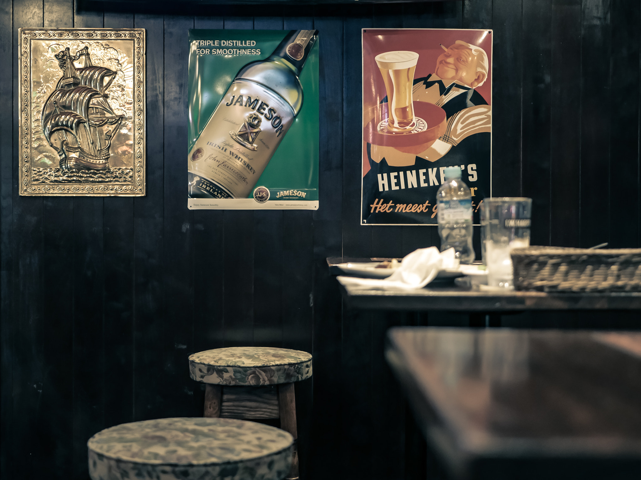 Panasonic Lumix DMC-GH4 + LUMIX G 25/F1.7 sample photo. Irish pub "man in the moon" in kyoto, japan photography