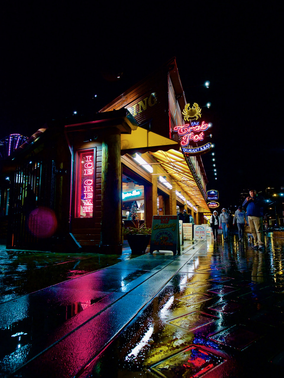 Olympus OM-D E-M5 II + Olympus M.Zuiko Digital ED 7-14mm F2.8 PRO sample photo. Restaurant on the pier in seattle photography