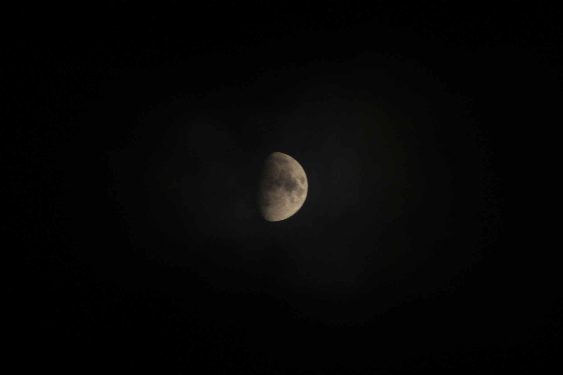 Canon EOS 1300D (EOS Rebel T6 / EOS Kiss X80) + EF75-300mm f/4-5.6 sample photo. Moon ✔️ photography