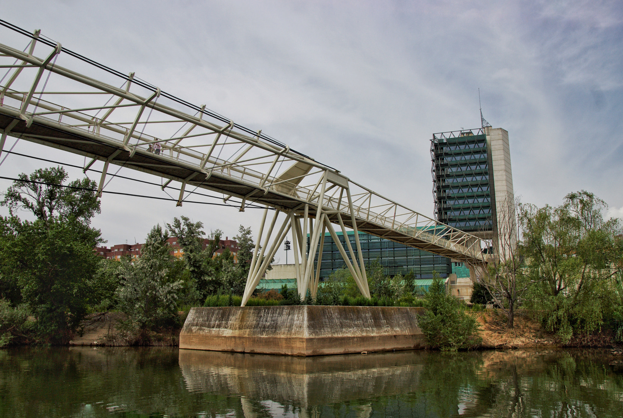 Canon 17-50mm sample photo. Pasarela del museo de ciencia sobre el pisuerga en valladolid, españa photography