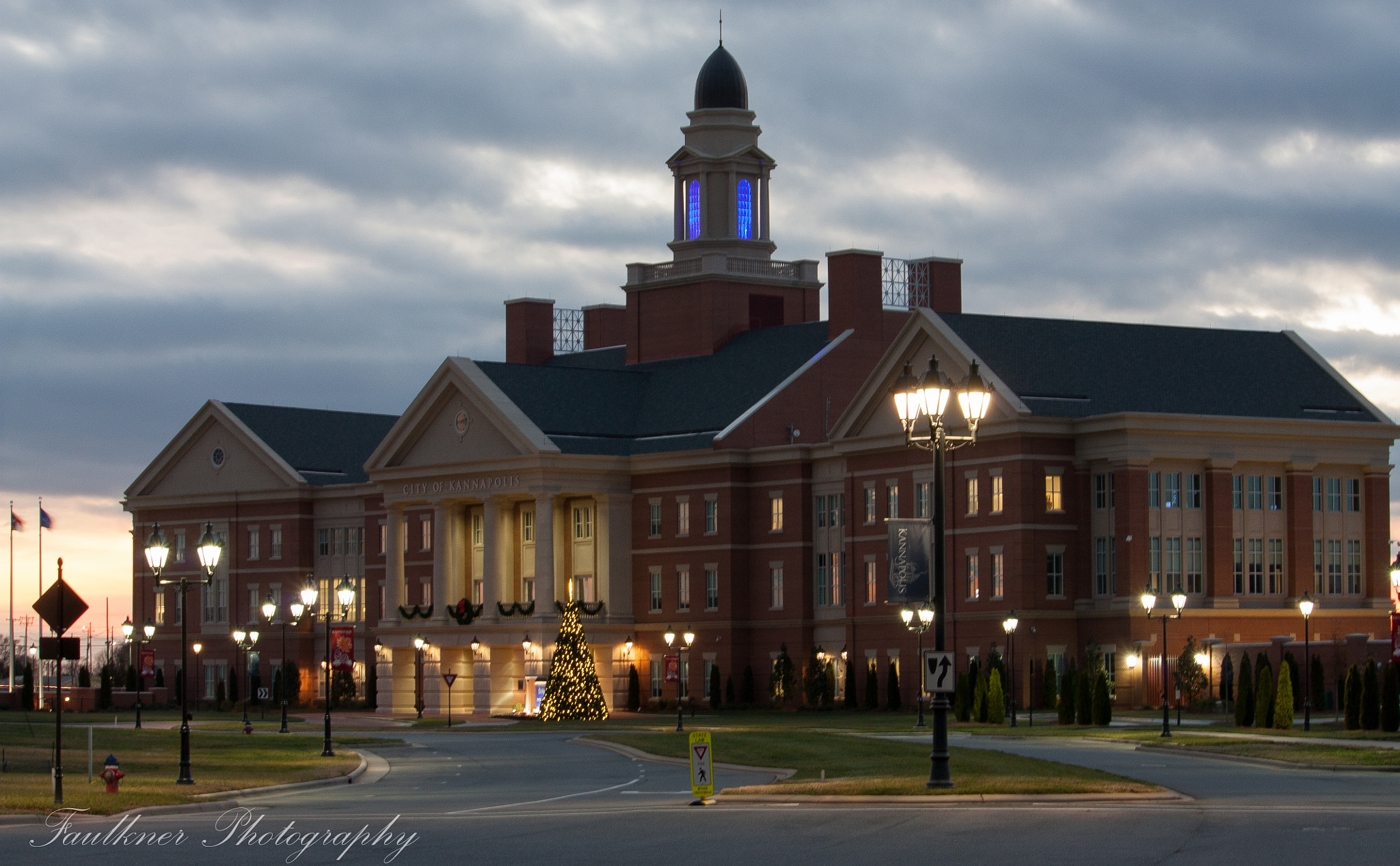 Canon EOS 450D (EOS Rebel XSi / EOS Kiss X2) + Canon EF-S 55-250mm F4-5.6 IS STM sample photo. City of kannapolis town hall at night photography