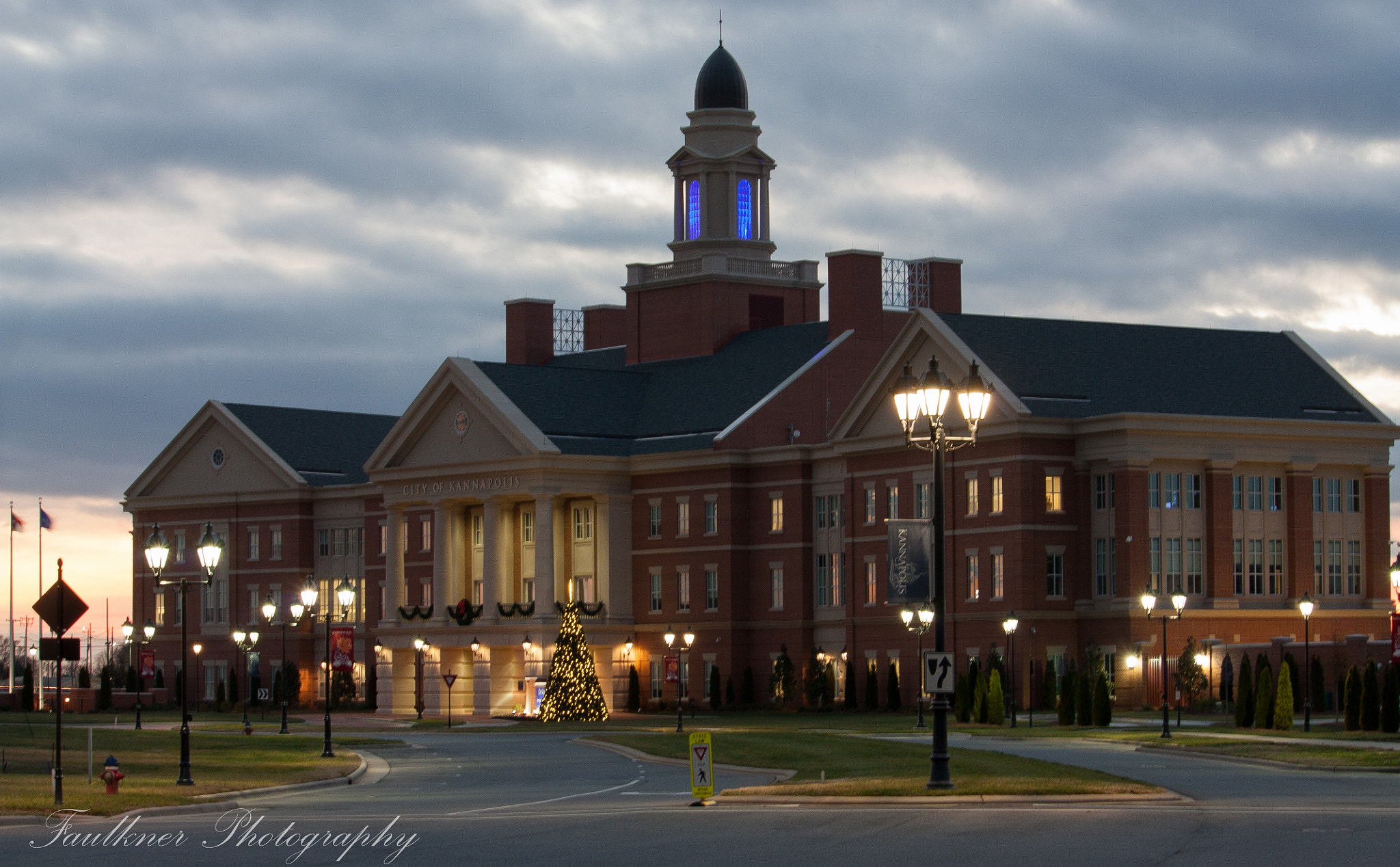 Canon EOS 450D (EOS Rebel XSi / EOS Kiss X2) sample photo. City of kannapolis town hall at night photography