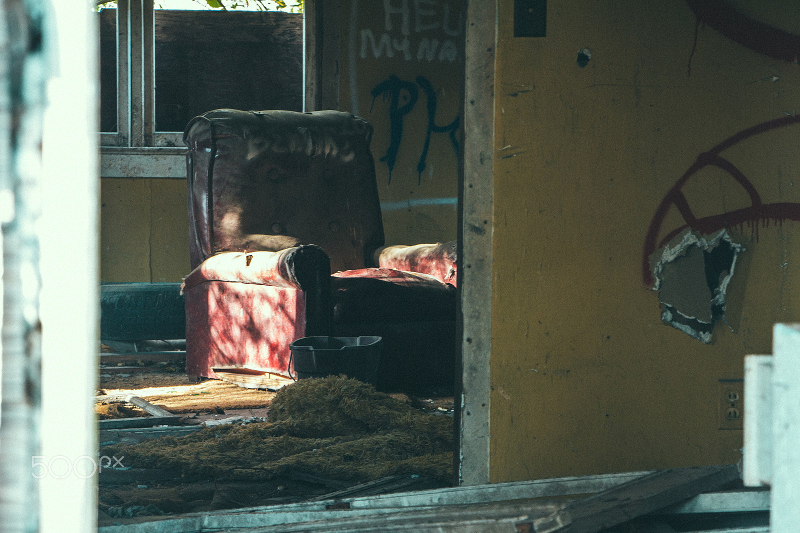 Canon EOS 100D (EOS Rebel SL1 / EOS Kiss X7) sample photo. The thinking chair photography