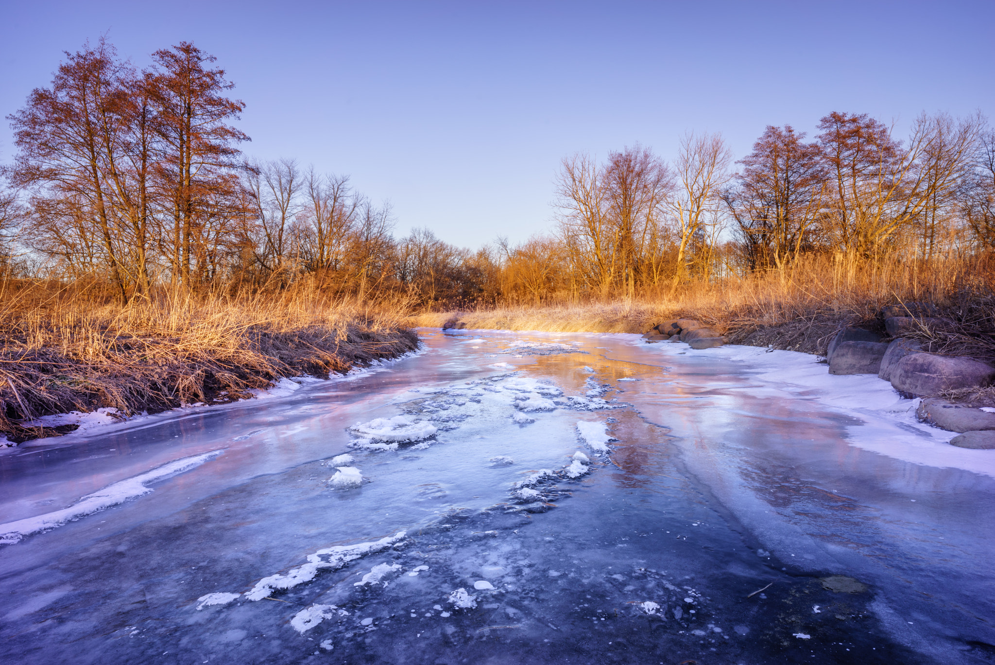 Sony a7R + E 21mm F2.8 sample photo. Still water photography