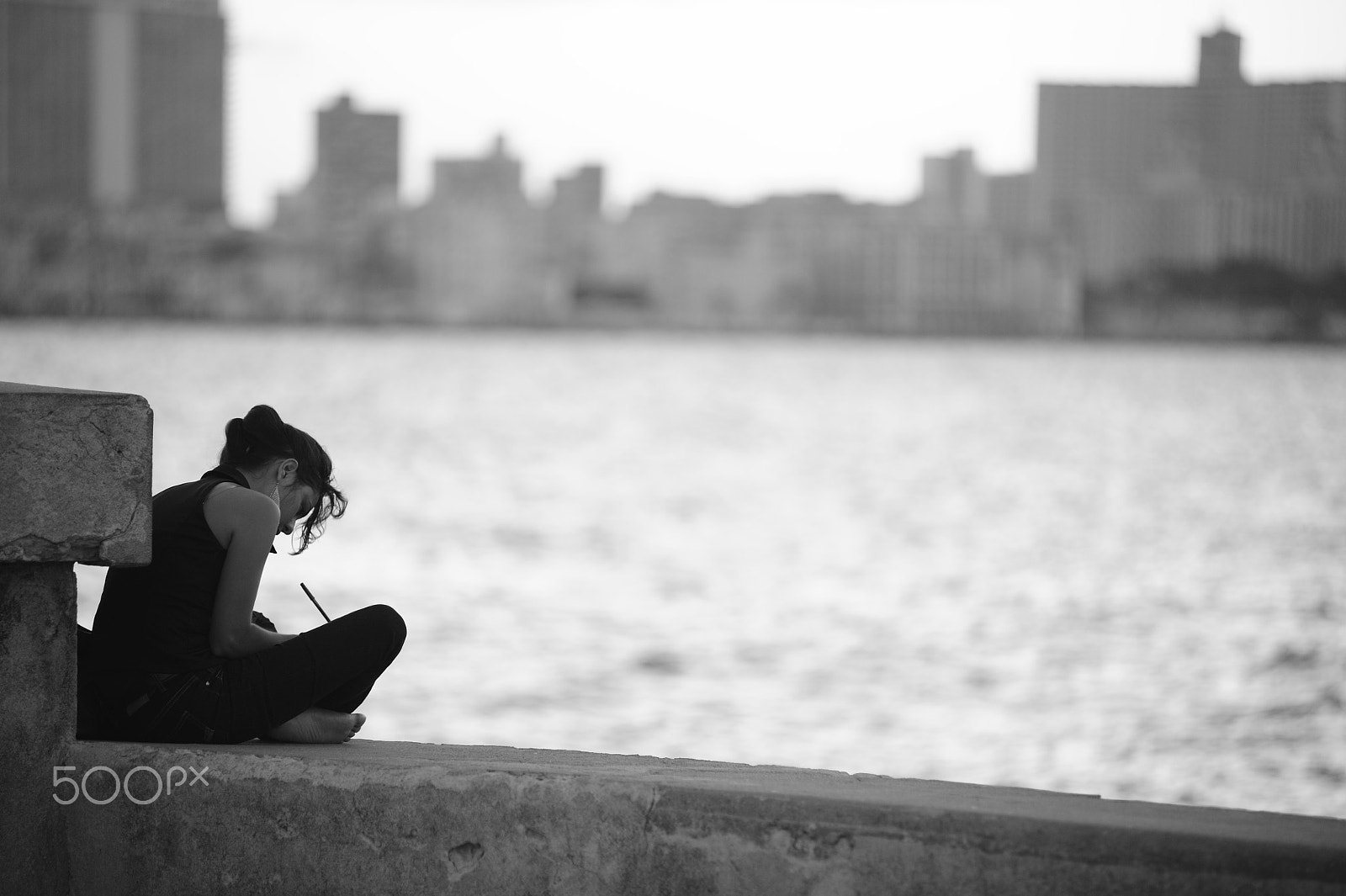 AF Zoom-Nikkor 80-200mm f/2.8 ED sample photo. Chica escribiendo, habana photography
