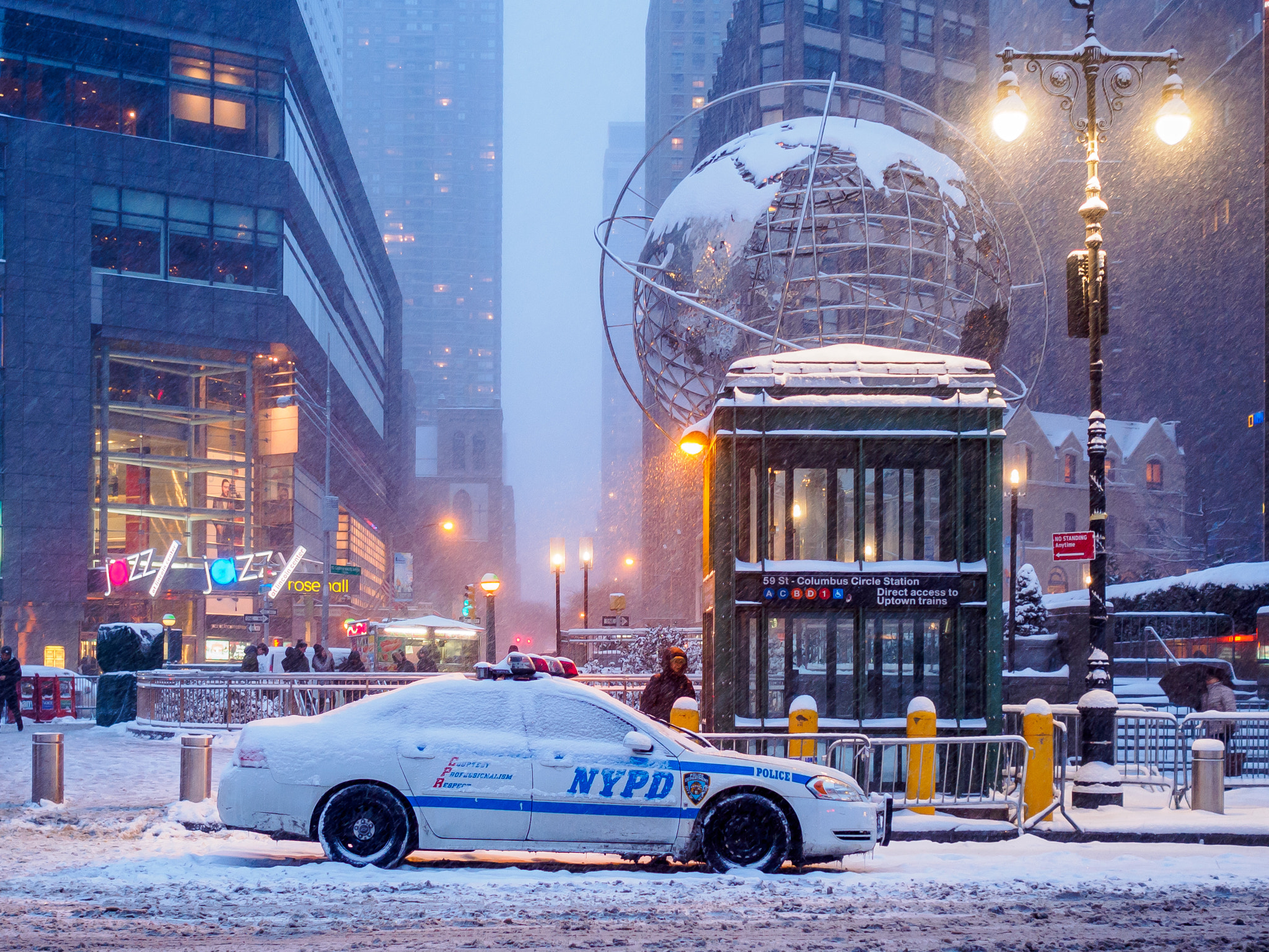 Olympus OM-D E-M5 II sample photo. Snowfall at columbus circle photography