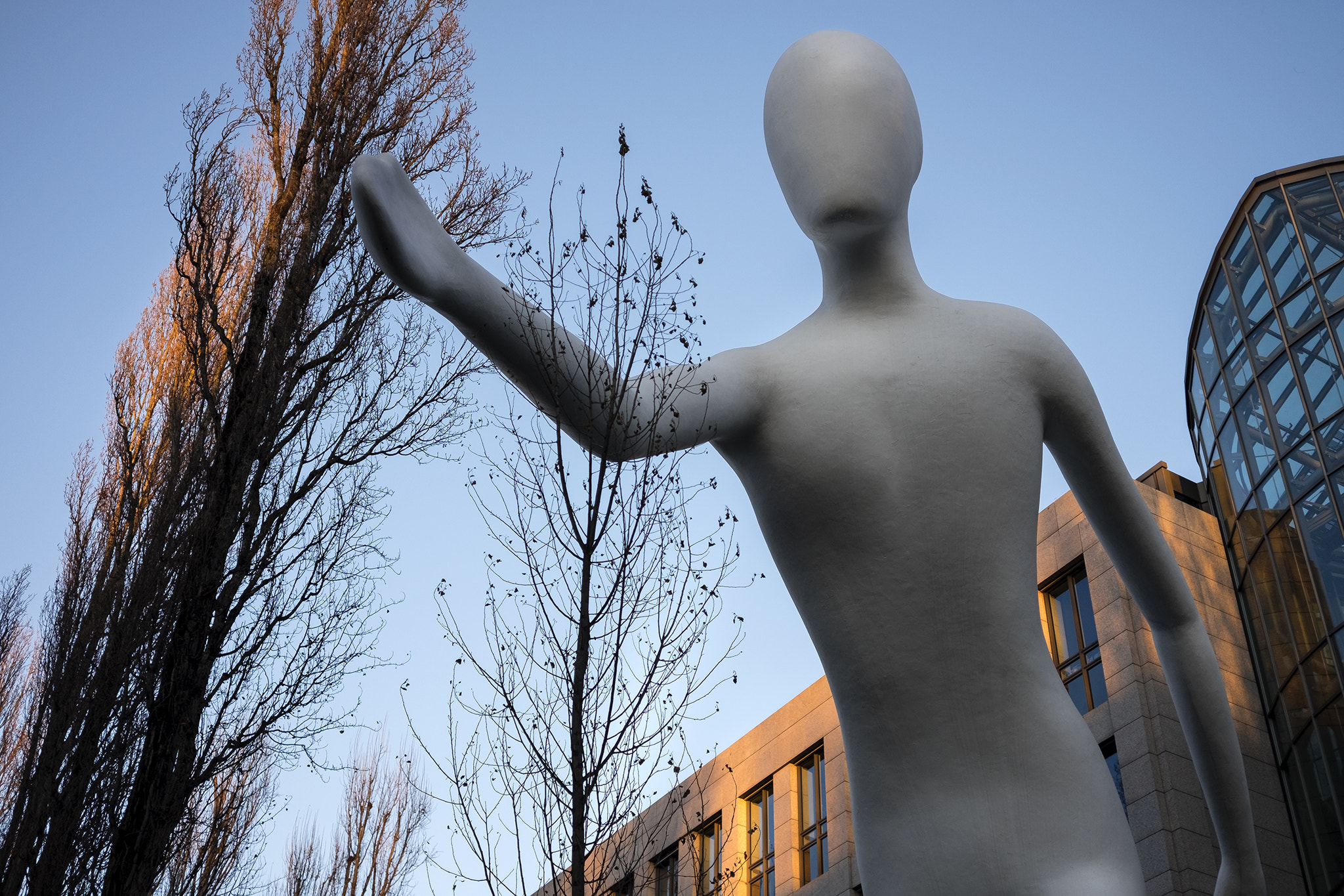 Fujifilm X-T1 + Fujifilm XF 27mm F2.8 sample photo. The walking man photography