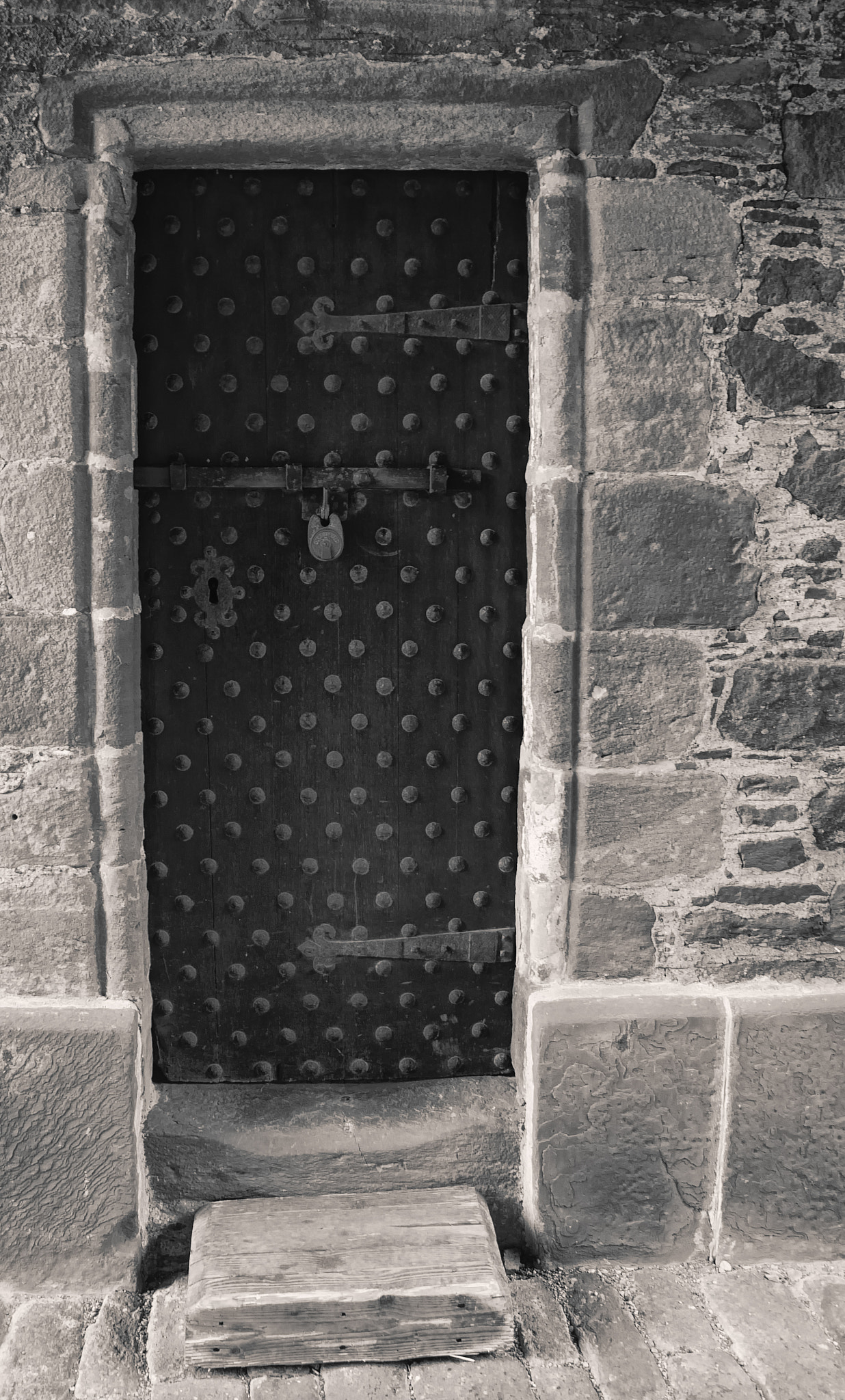 AF Zoom-Nikkor 28-80mm f/3.3-5.6G sample photo. Gatehouse door photography