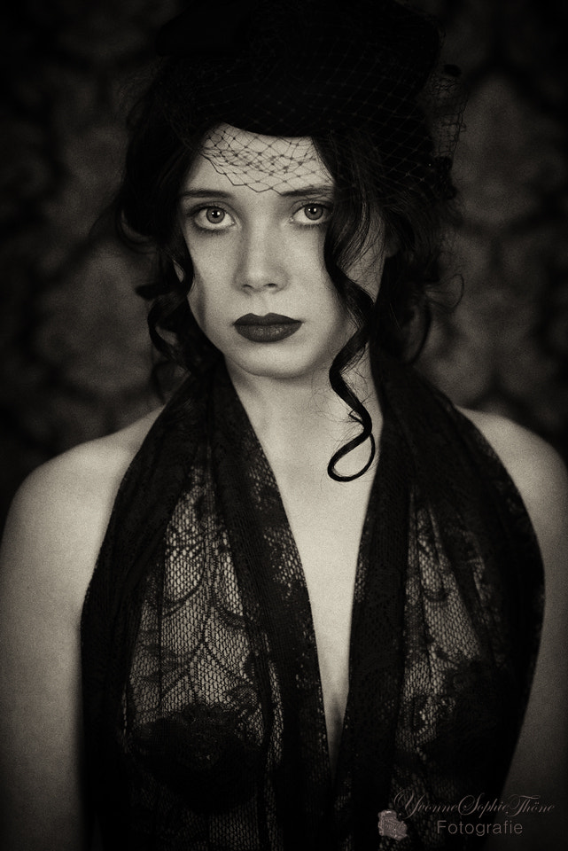 Nikon D750 + Nikon AF Nikkor 28mm F2.8D sample photo. Vintage boudoir photography