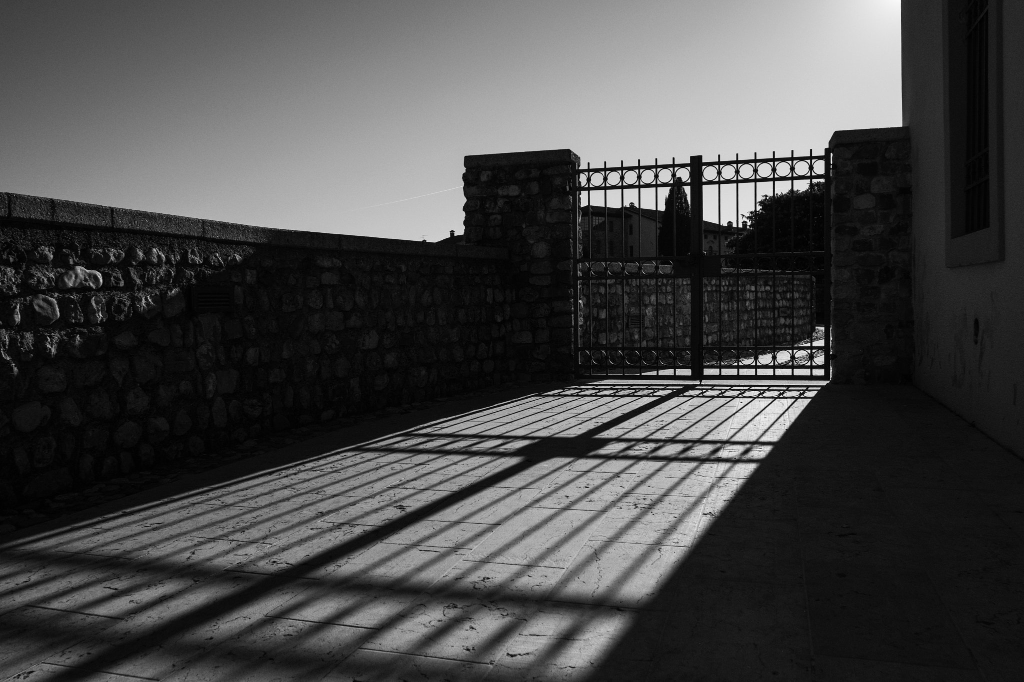 Fujifilm X-Pro2 + Fujifilm XF 18mm F2 R sample photo. Palazzo di sopra gates photography