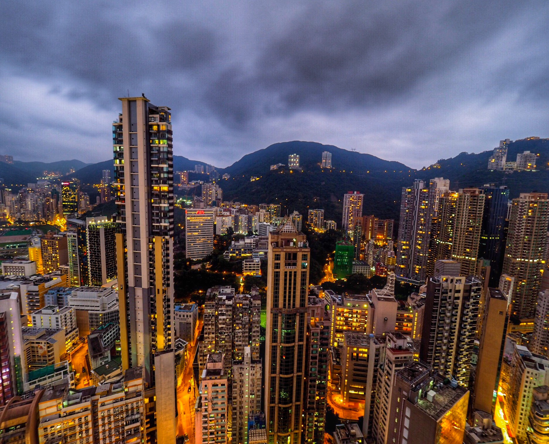 Olympus OM-D E-M5 II + Olympus M.Zuiko Digital ED 7-14mm F2.8 PRO sample photo. An evening in wan chai, hong kong photography