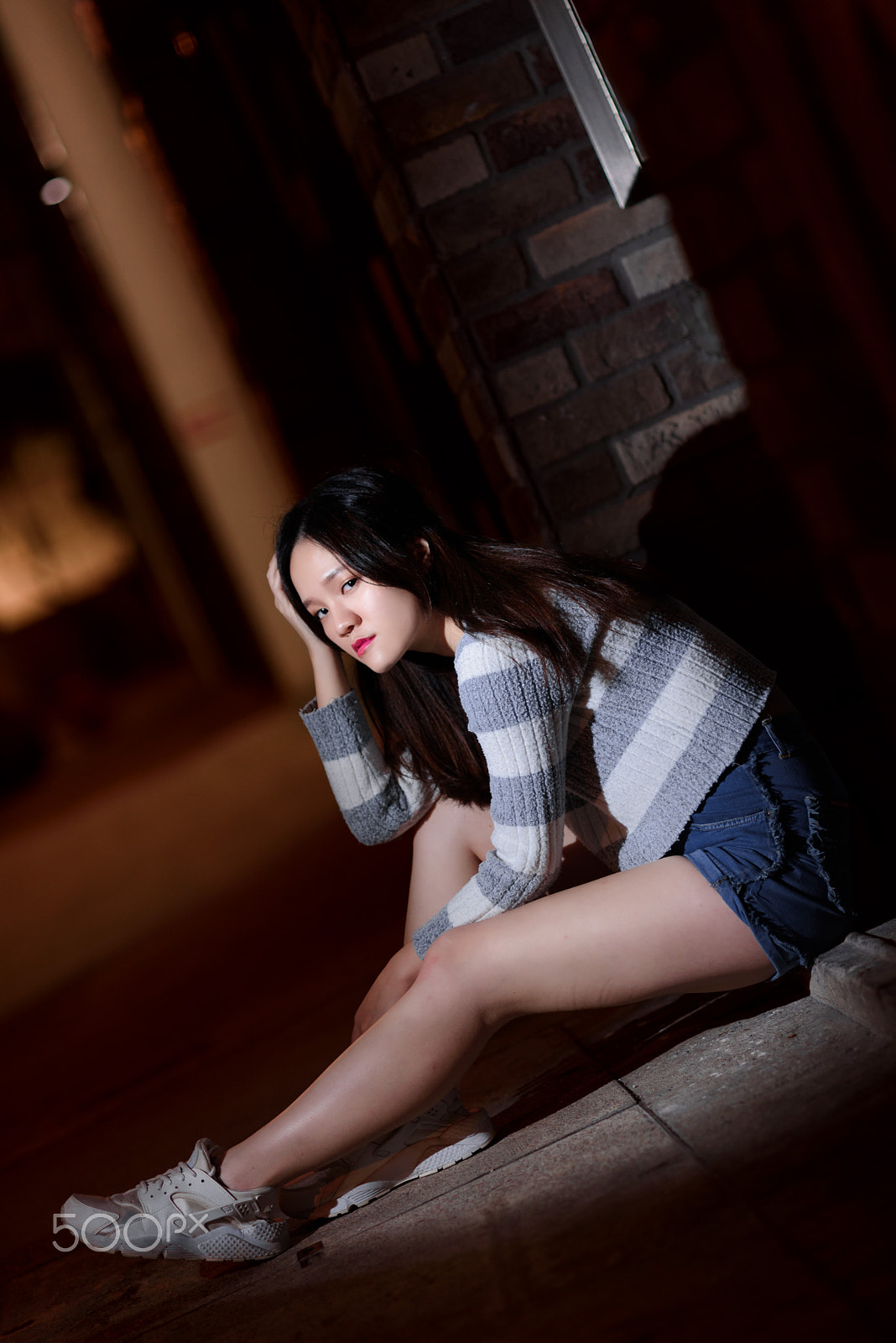 Nikon D750 + Nikon AF Nikkor 105mm F2D DC sample photo. She was on night in street of hong kong photography