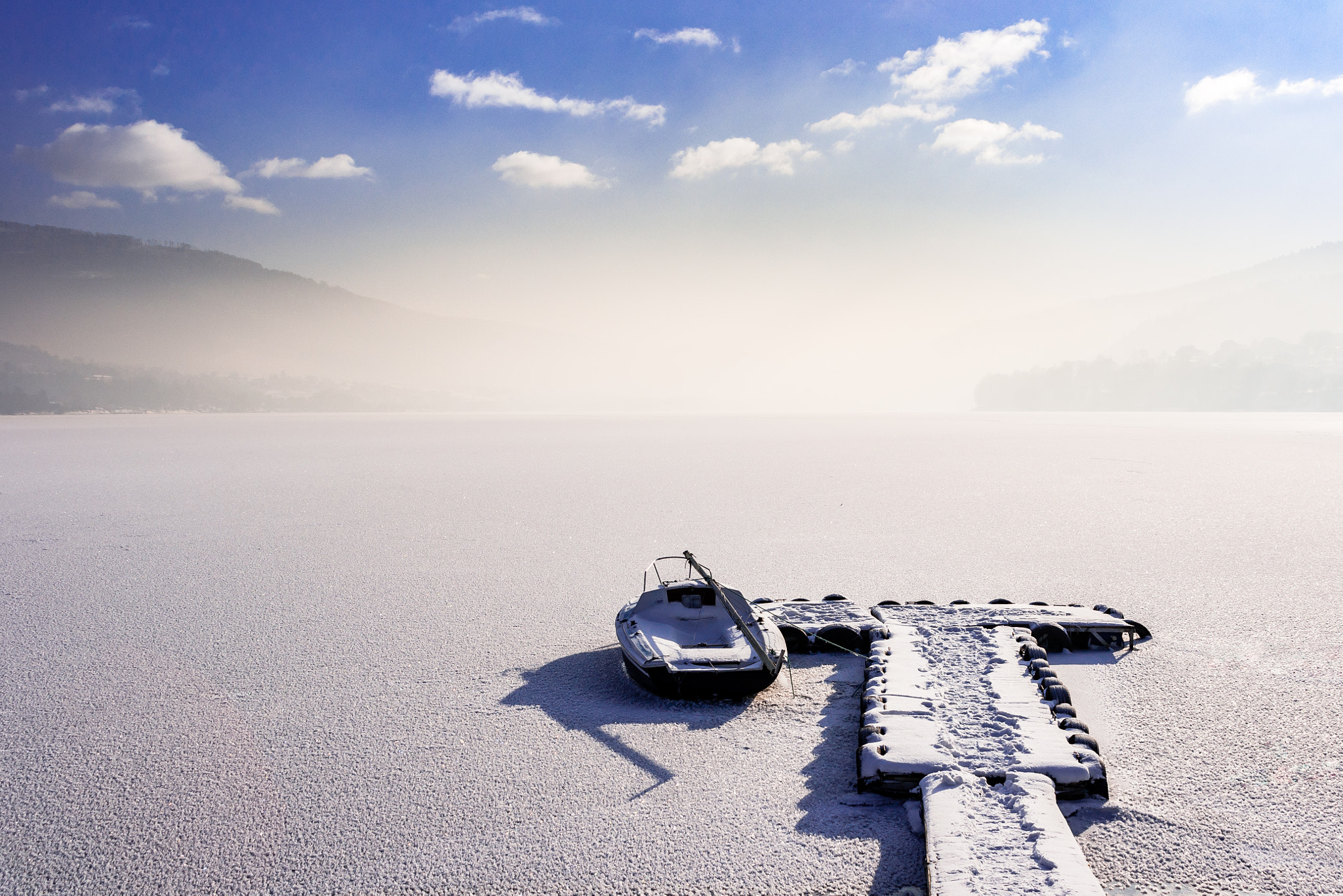 Minolta/Sony AF 24-105mm F3.5-4.5 (D) sample photo. Frozen lake photography