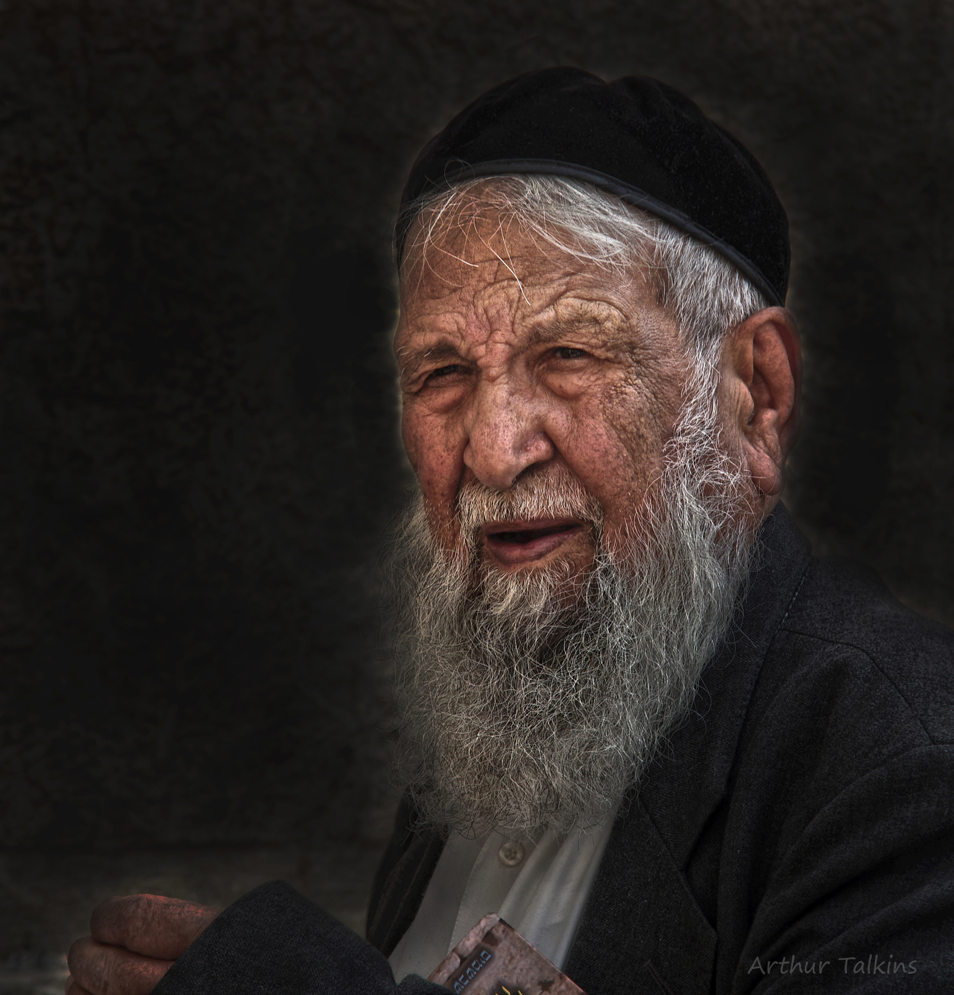 Sigma 70-200mm F2.8 EX DG Macro HSM II sample photo. Portrait of a man with a genial look... photography